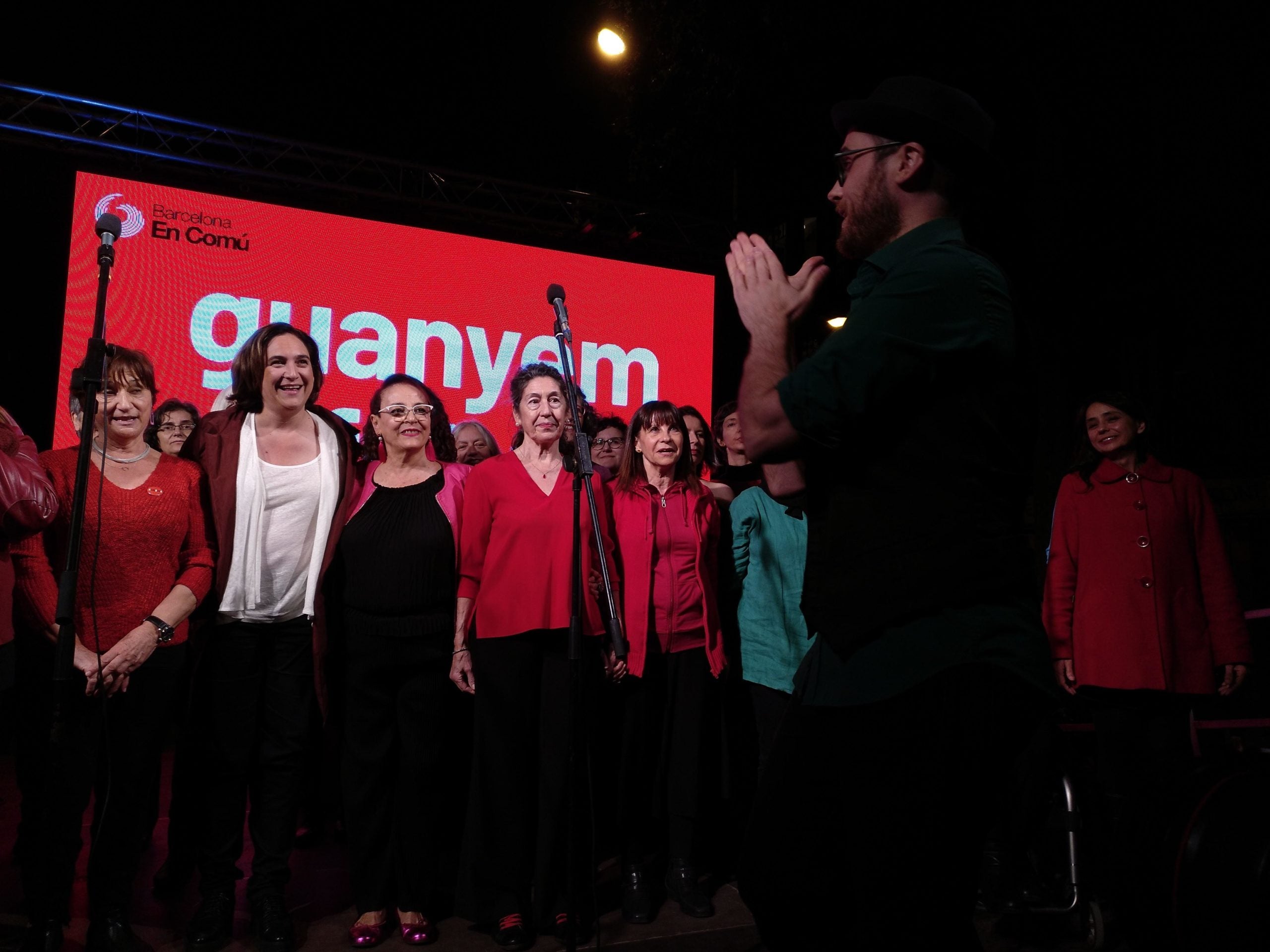 Colau s'ha incorporat per sorpresa al Cor Rebel dirigit per Uri Mas, a l'acte d'inici de campanya / Meritxell M. Pauné Colau s'ha incorporat per sorpresa al Cor Rebel dirigit per Uri Mas, a l'acte d'inici de campanya / Meritxell M. Pauné