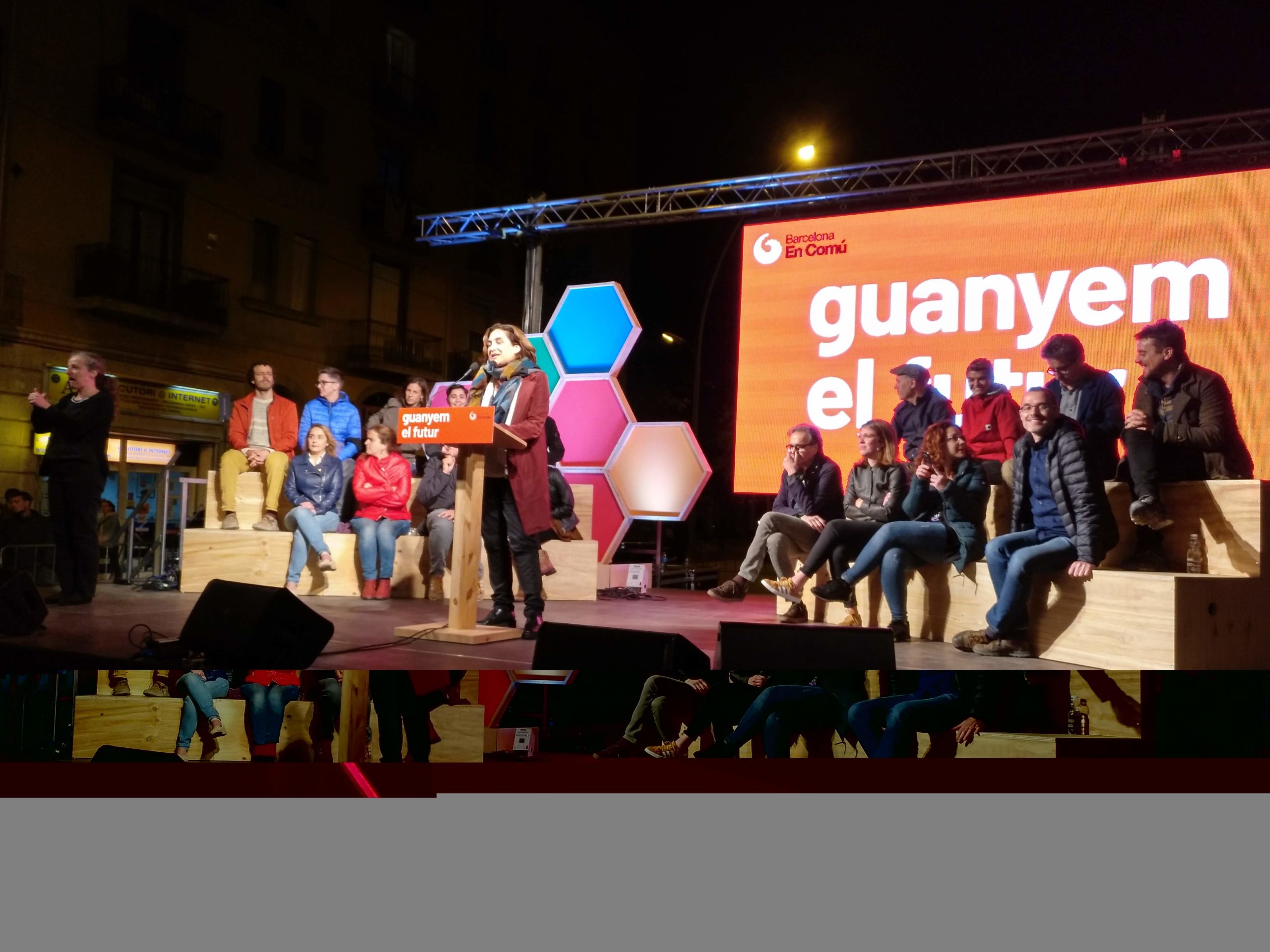 Colau envoltada dels candidats al 26M, a l'acte d'inici de campanya / Meritxell M. Pauné Colau envoltada dels candidats al 26M, a l'acte d'inici de campanya / Meritxell M. Pauné