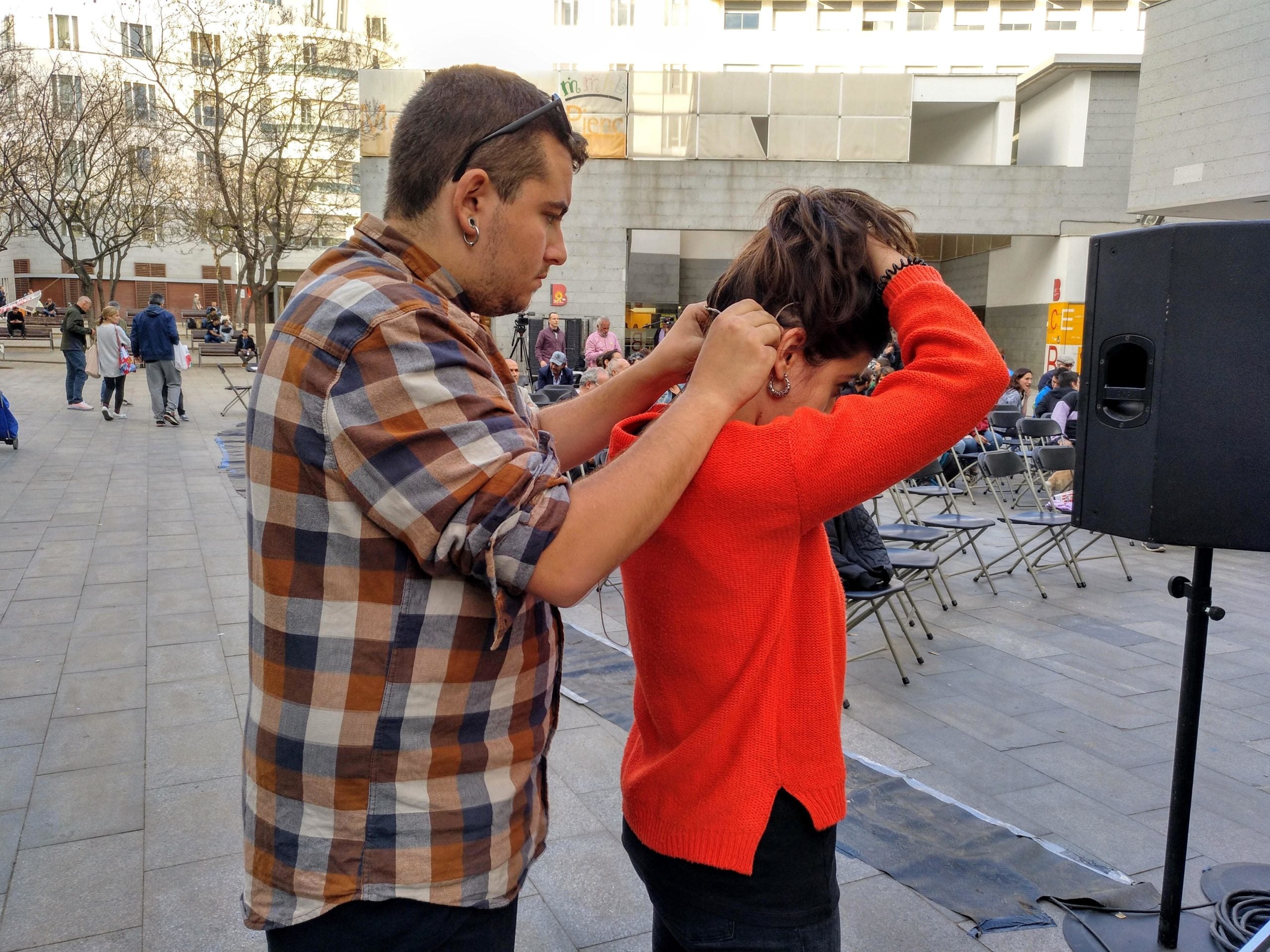 Un tècnic de so col·loca el micròfon a Anna Saliente / Meritxell M. Pauné Un tècnic de so col·loca el micròfon a Anna Saliente / Meritxell M. Pauné