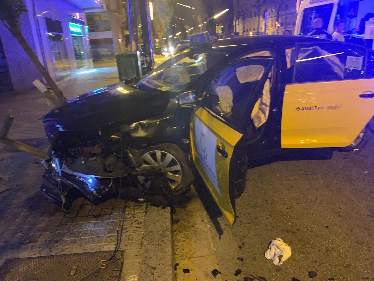 El taxi encastat contra un arbre. | GUB El taxi encastat contra un arbre. | GUB