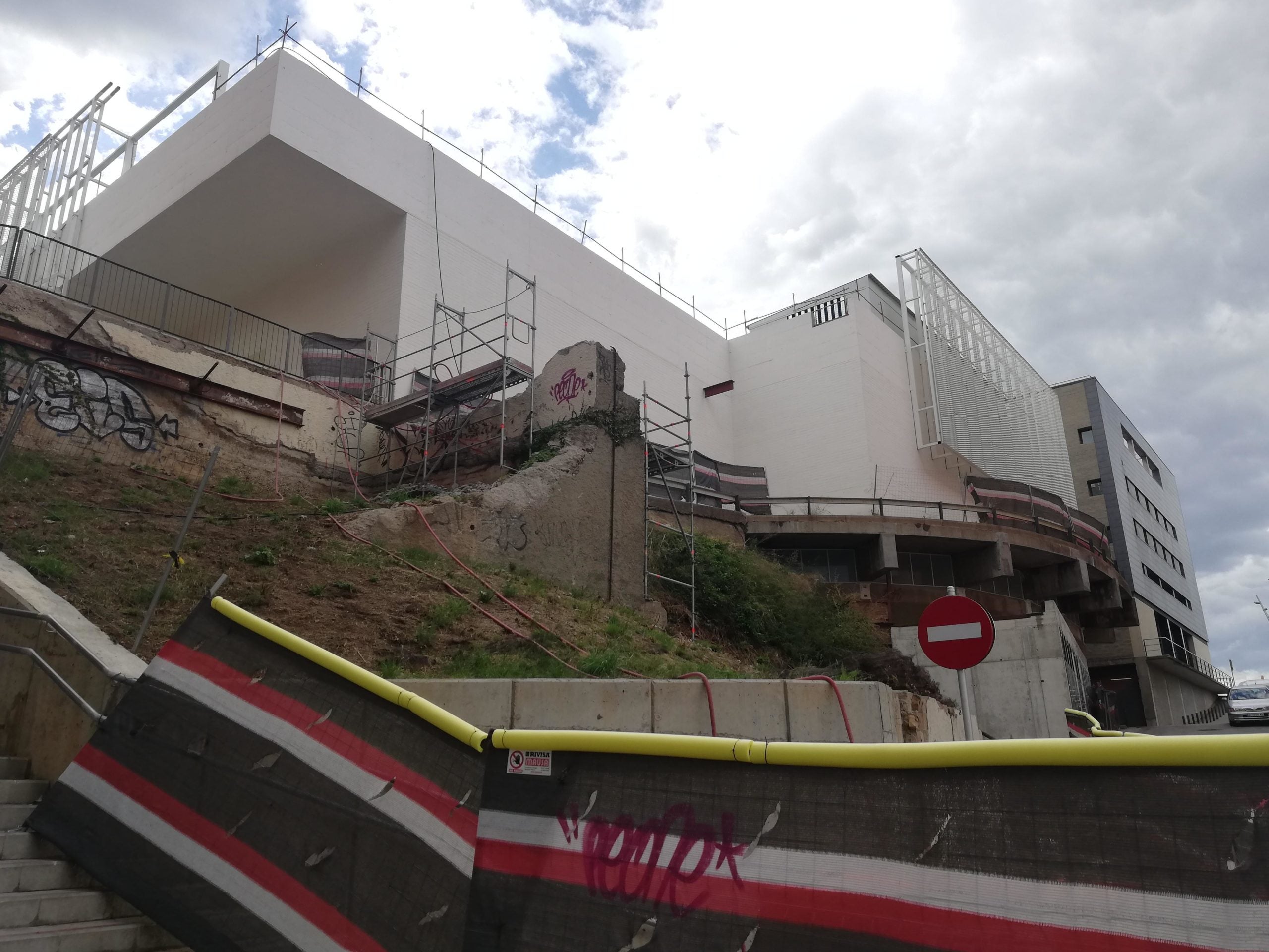 Obres del mercat de la Vall d'Hebron al carrer Saturnino Calleja, on s'ubicarà l'ascensor exterior. | Adrià Lizanda Obres del mercat de la Vall d'Hebron al carrer Saturnino Calleja, on s'ubicarà l'ascensor exterior. | Adrià Lizanda
