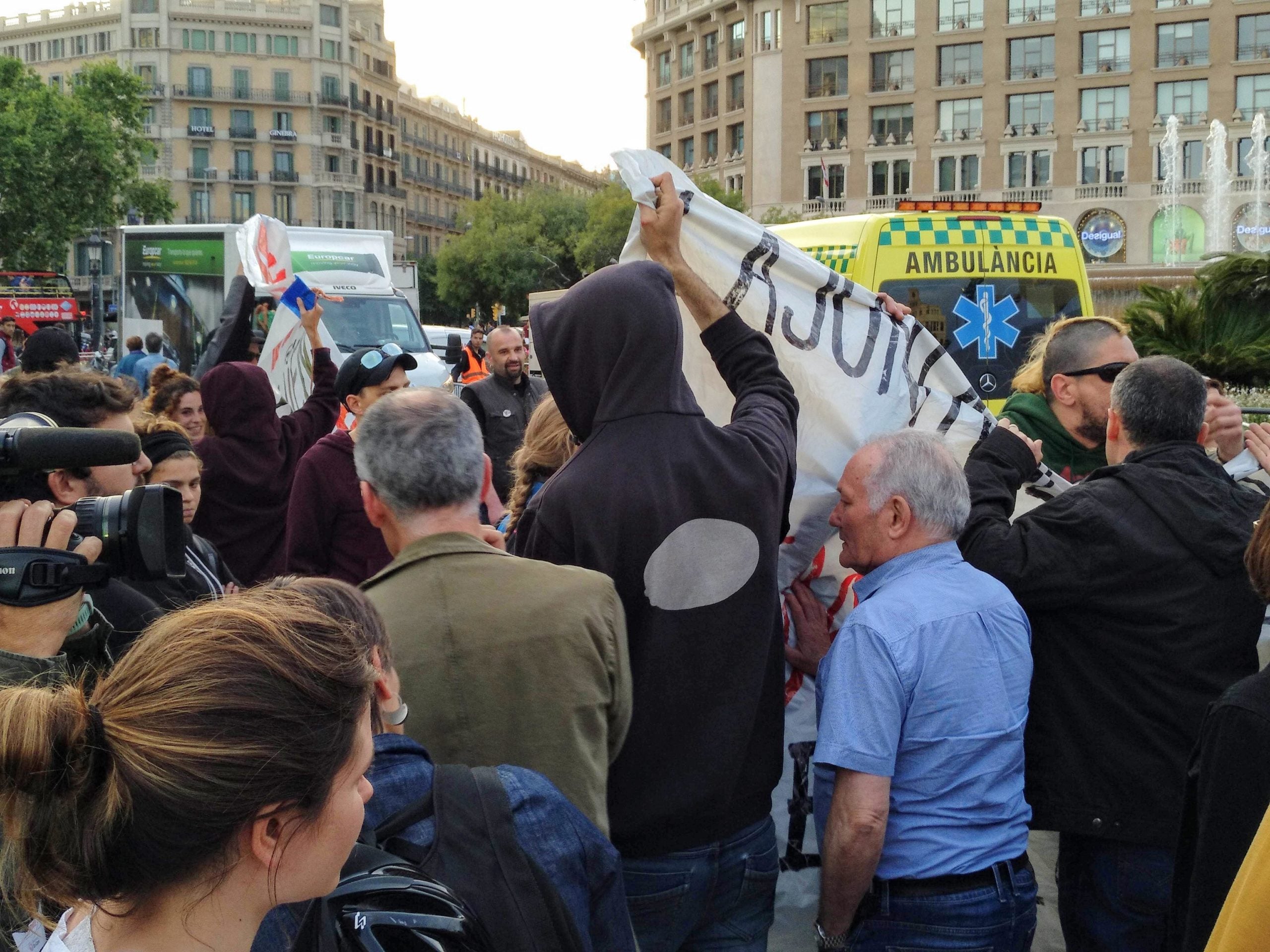 Protesta okupa durant l'acte final d'Ada Colau a plaça Catalunya / MMP