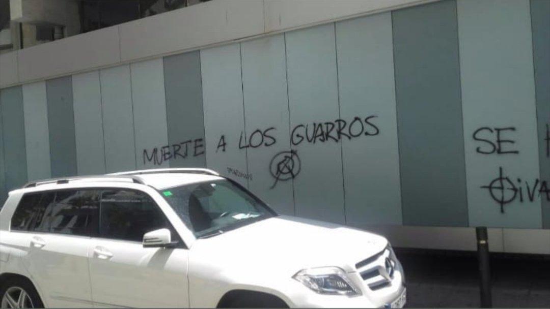 Una altra de les pintades amenaçadores. | CUP Una altra de les pintades amenaçadores. | CUP