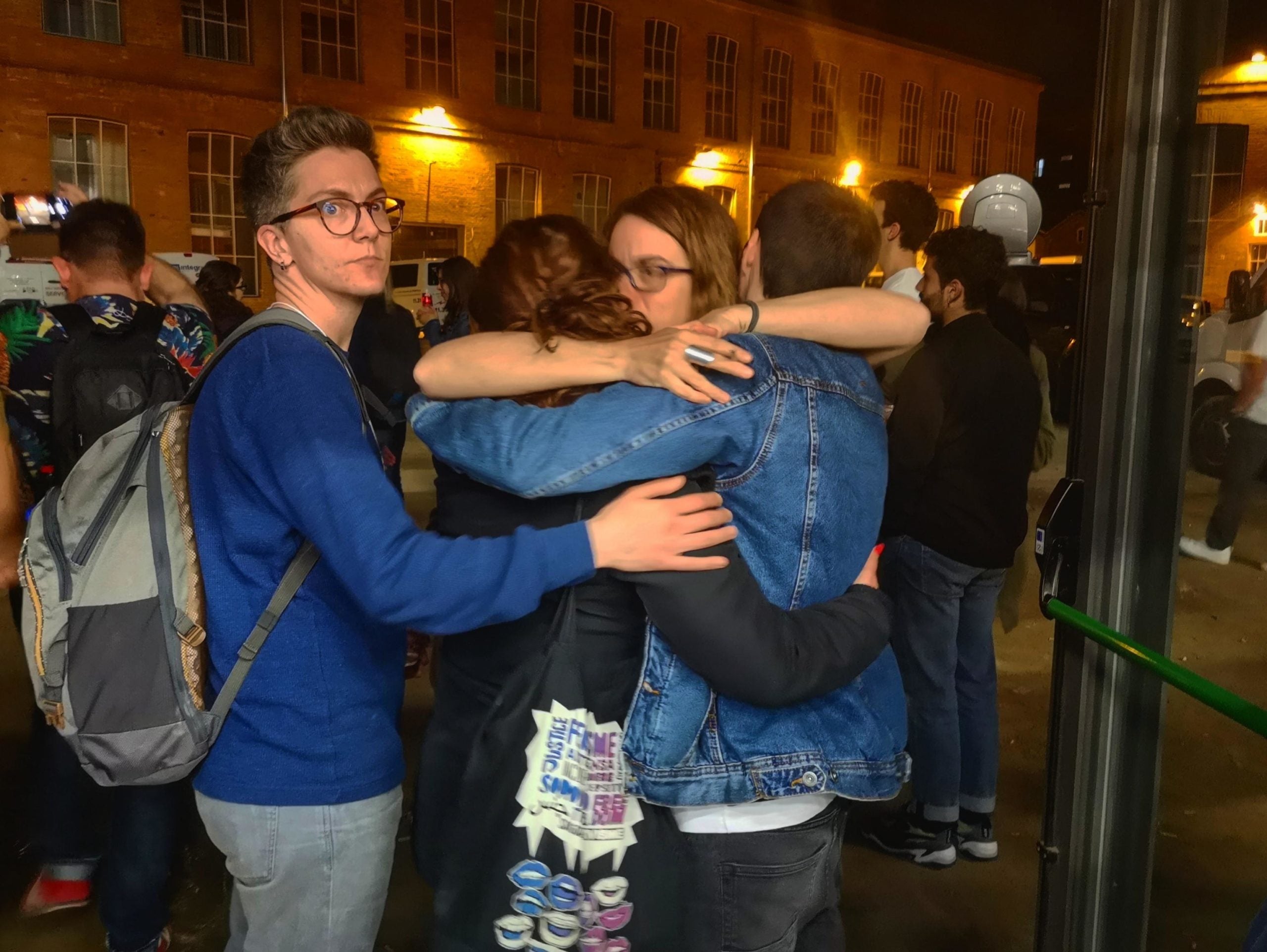 La regidora de Feminisme i LGTBI, Laura Pérez, rebent l'escalf de les amistats al tancament de la nit electoral. / D.C. La regidora de Feminisme i LGTBI, Laura Pérez, rebent l'escalf de les amistats al tancament de la nit electoral. / D.C.
