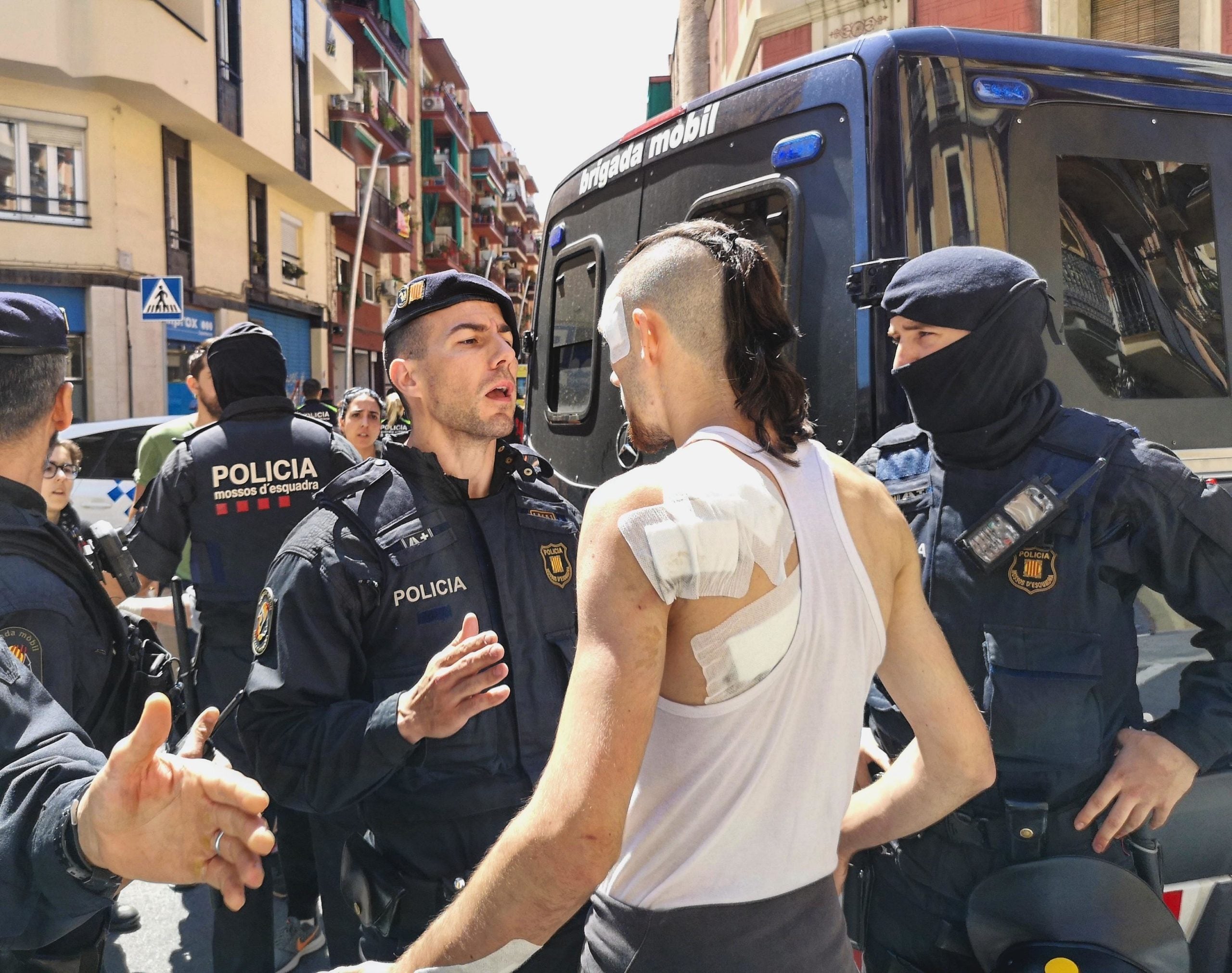 Els Mossos d'Esquadra parlen amb un dels concentrats que han identificat. / D.C.