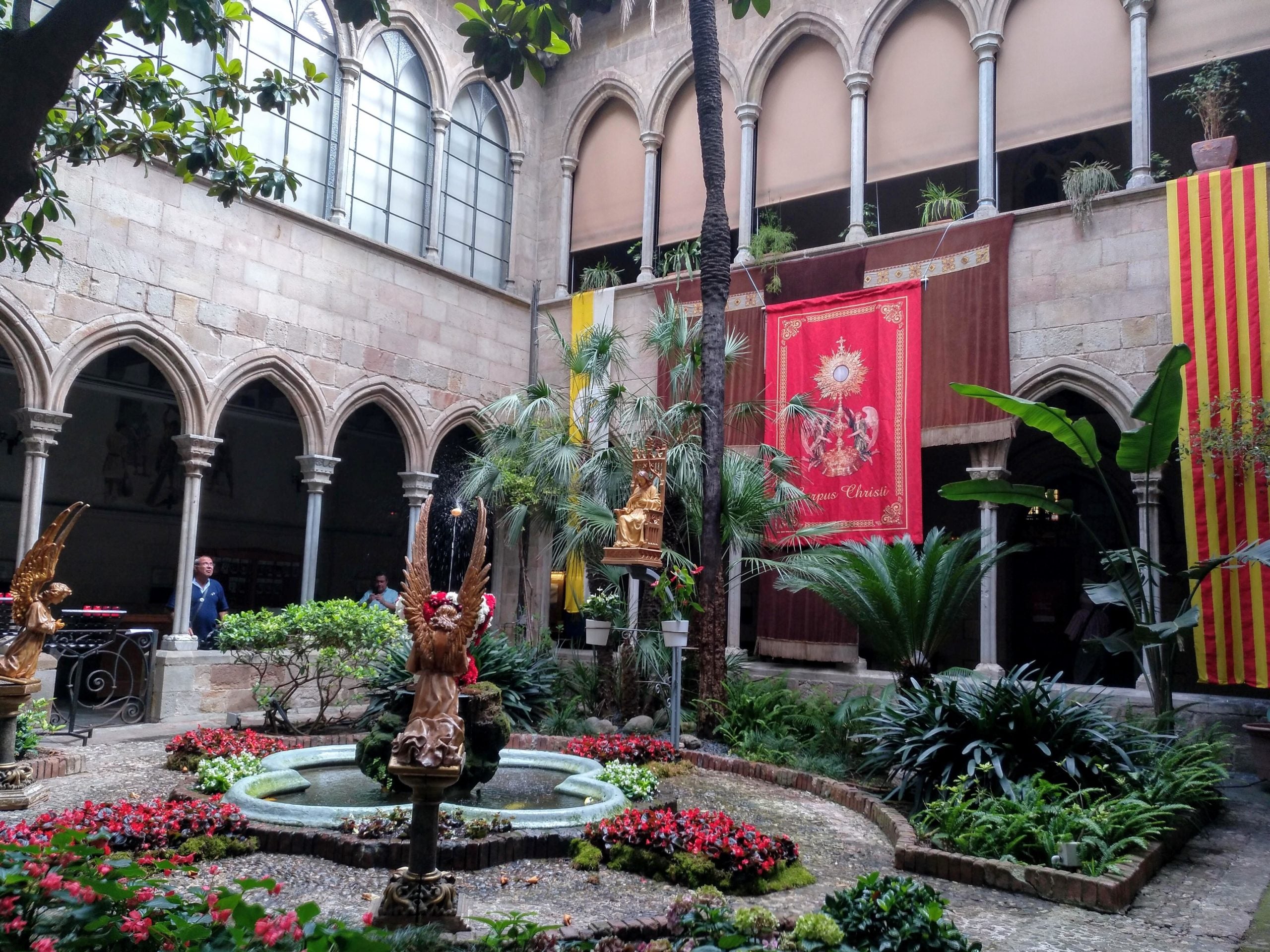 Ou com balla al claustre de la Concepció per Corpus / Meritxell M. Pauné Ou com balla al claustre de la Concepció per Corpus / Meritxell M. Pauné