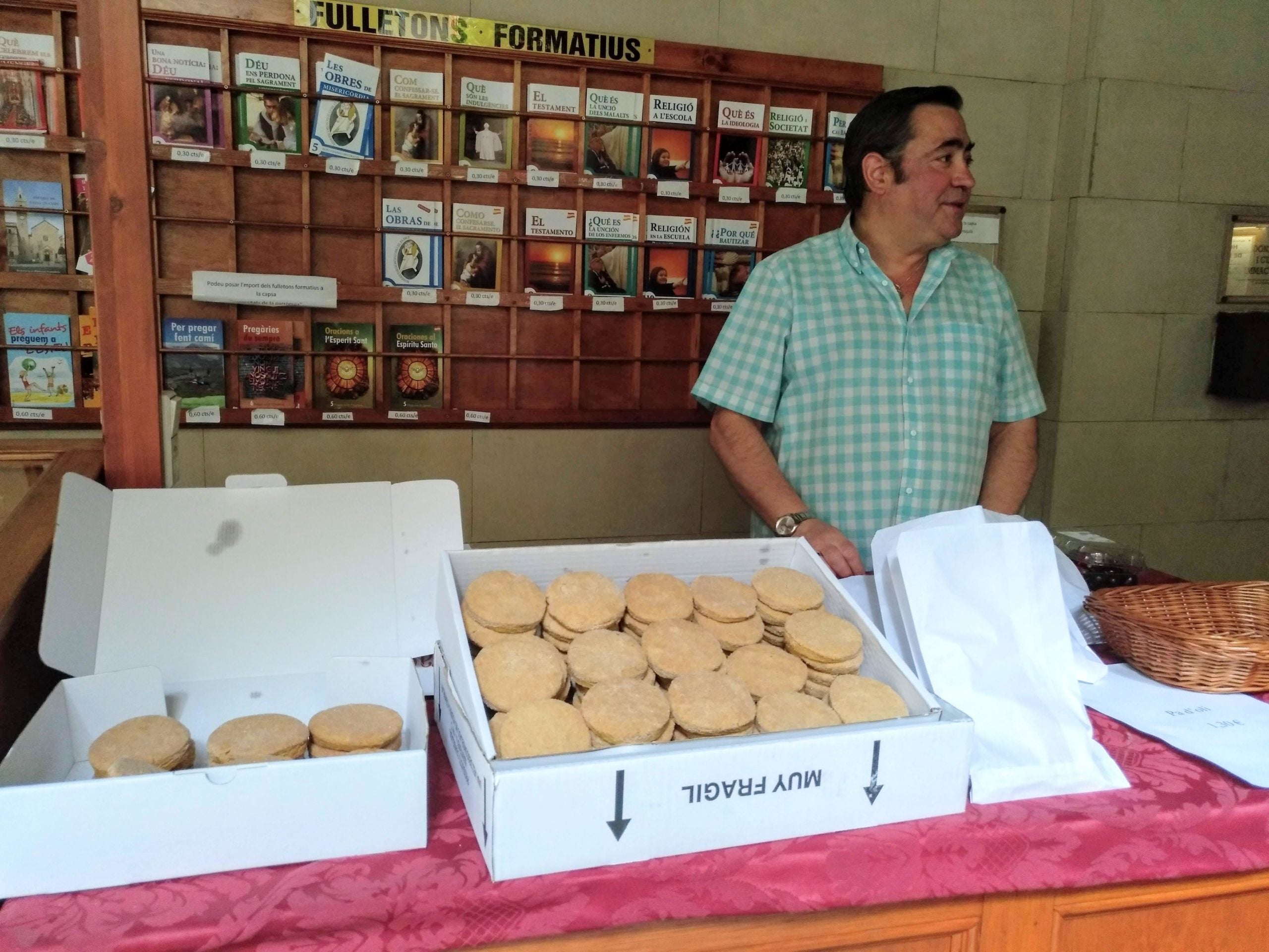 Joan Antoni venen els panolis al claustre de la Concepció / MMP Joan Antoni venen els panolis al claustre de la Concepció / MMP