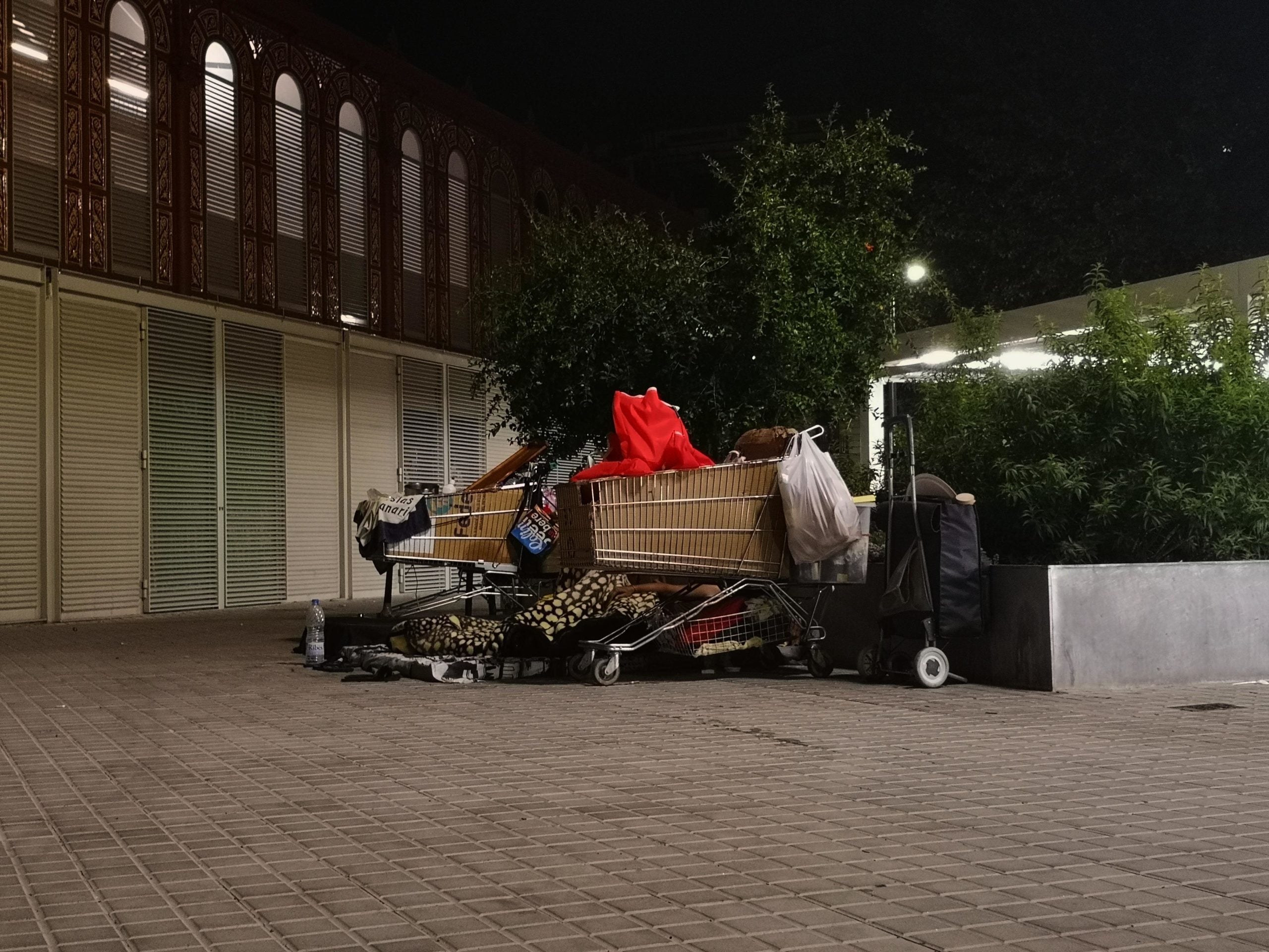 Carrets de supermercats utilitzats per transportar els objectes personals de l'Aïda i l'Alin, a tocar del Mercat de Sant Antoni. / D.C.