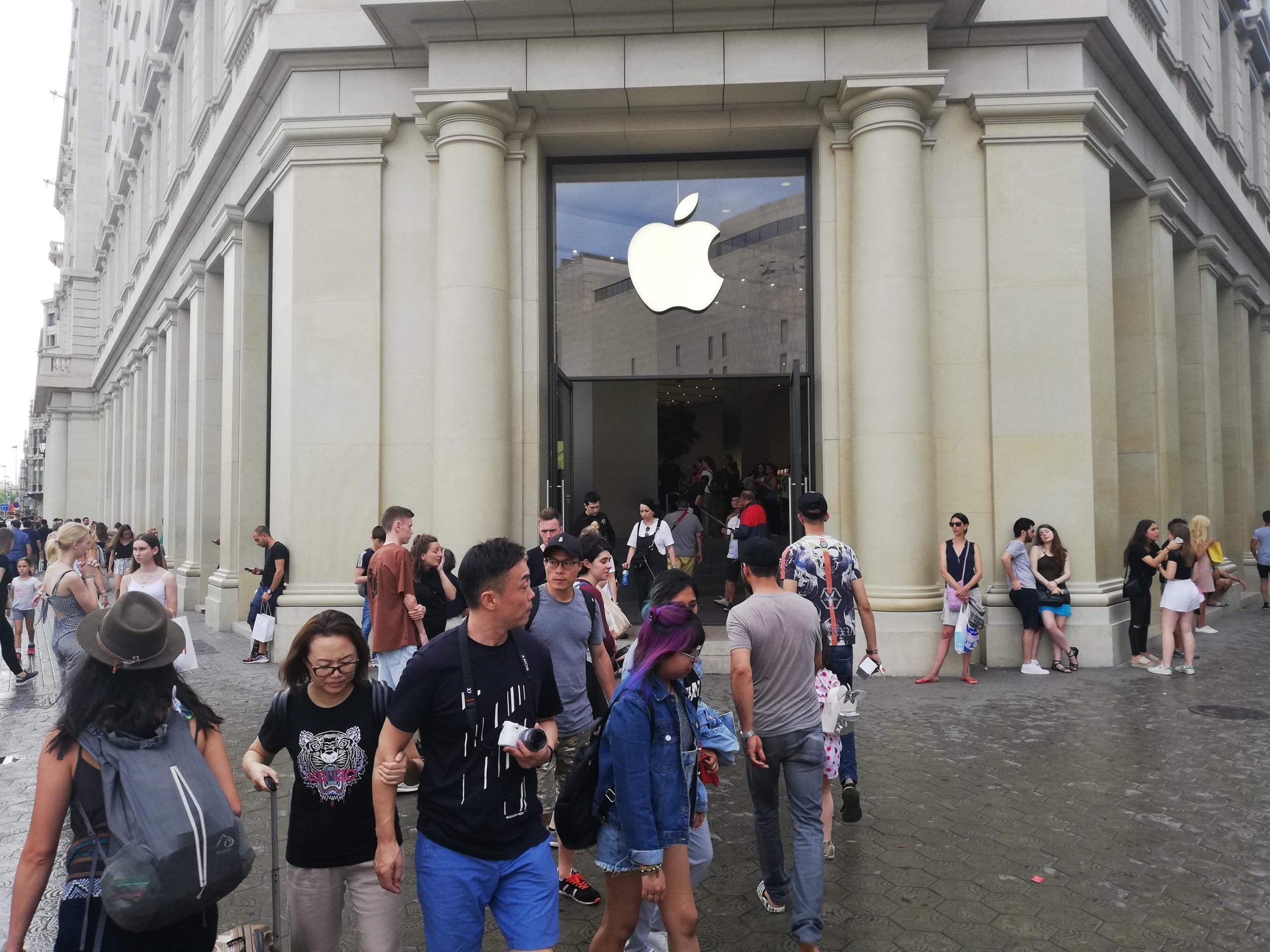 La botiga d'Apple a plaça Catalunya ha estat quatre mesos tancada / XFDC