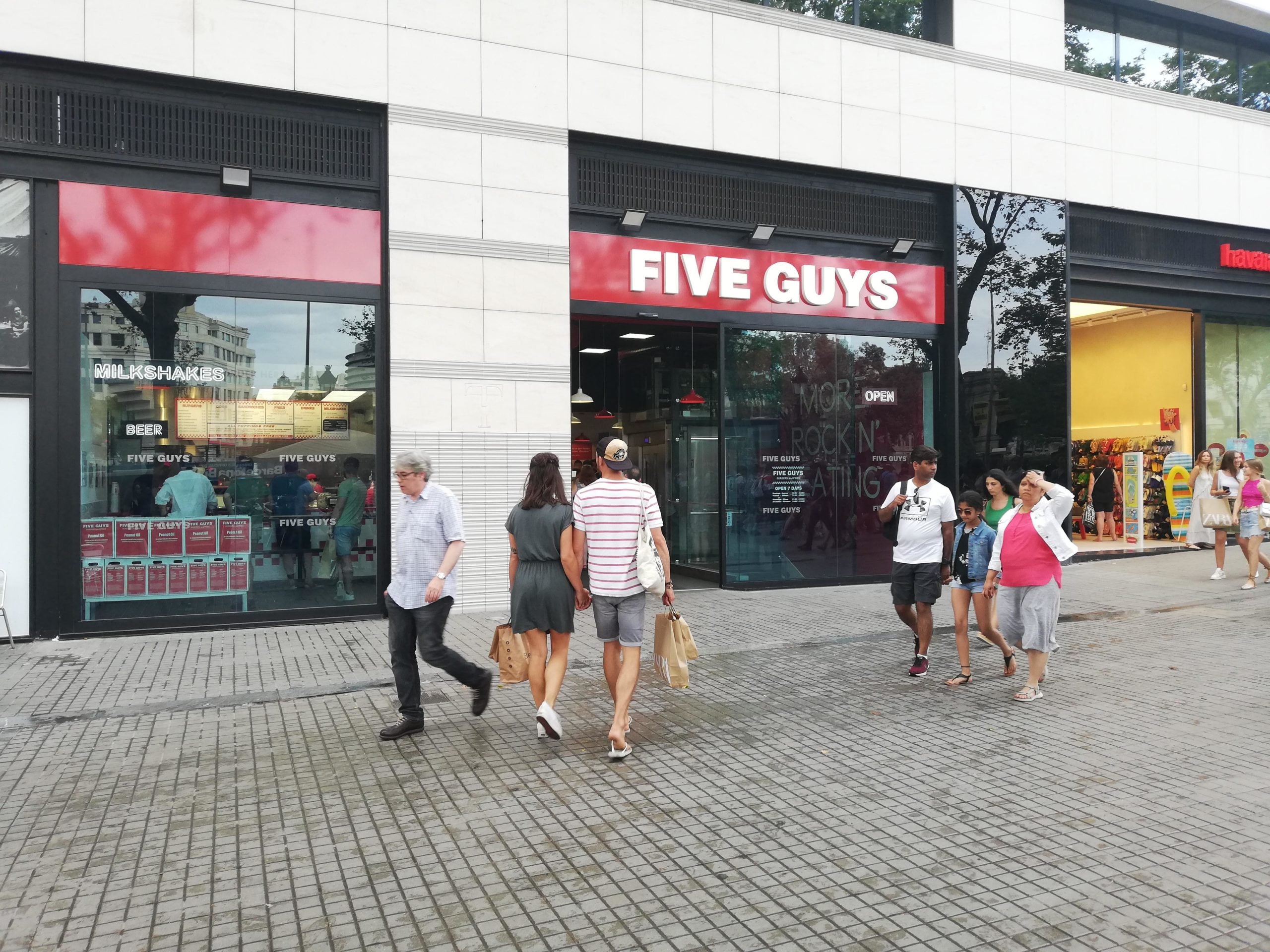 El Five Guys de plaça Catalunya és el més gran de l'Estat / XFDC 