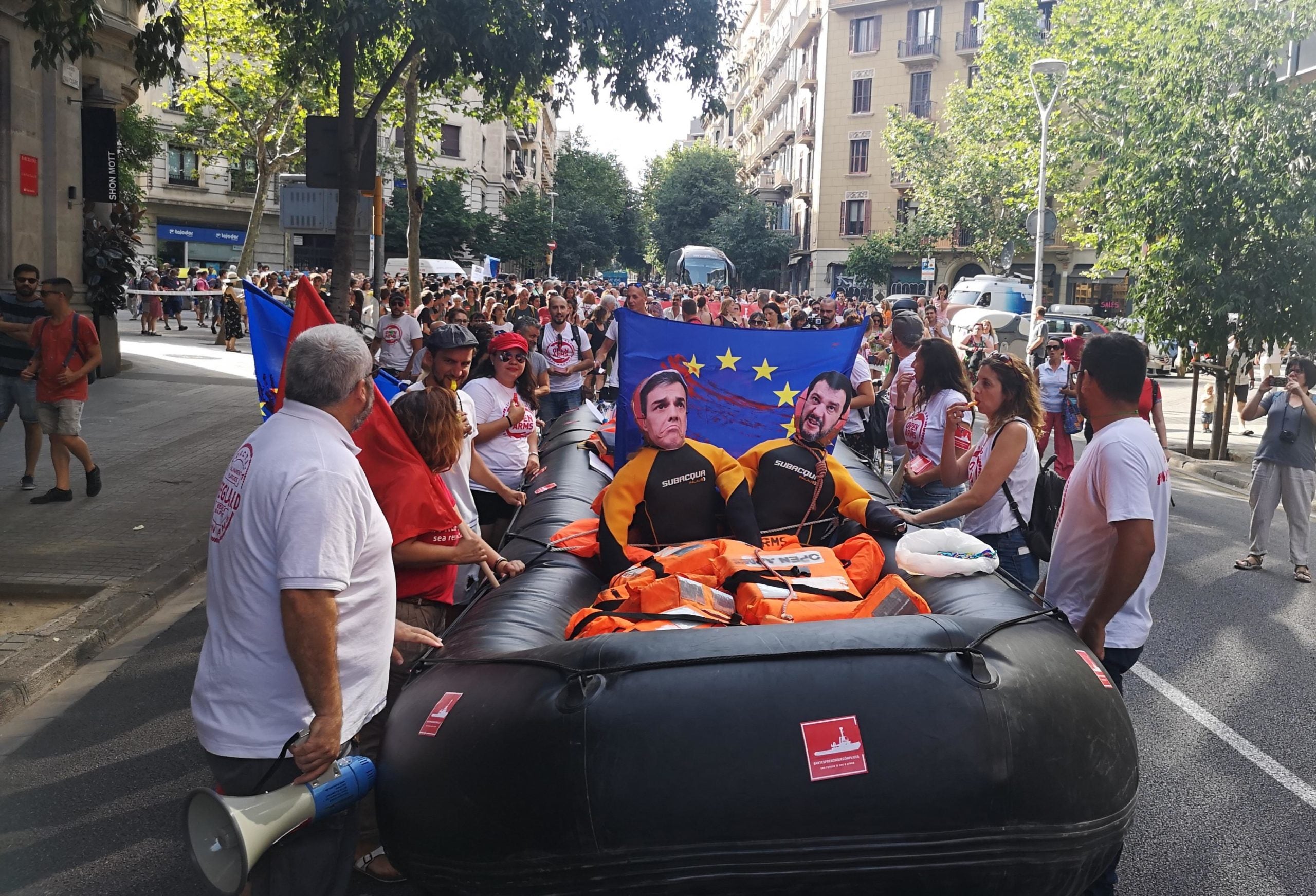 Ninots amb la cara de Pedro Sánchez i Matteo Salvini lideren la manifestació que reclama poder rescatar persones. / D.C.