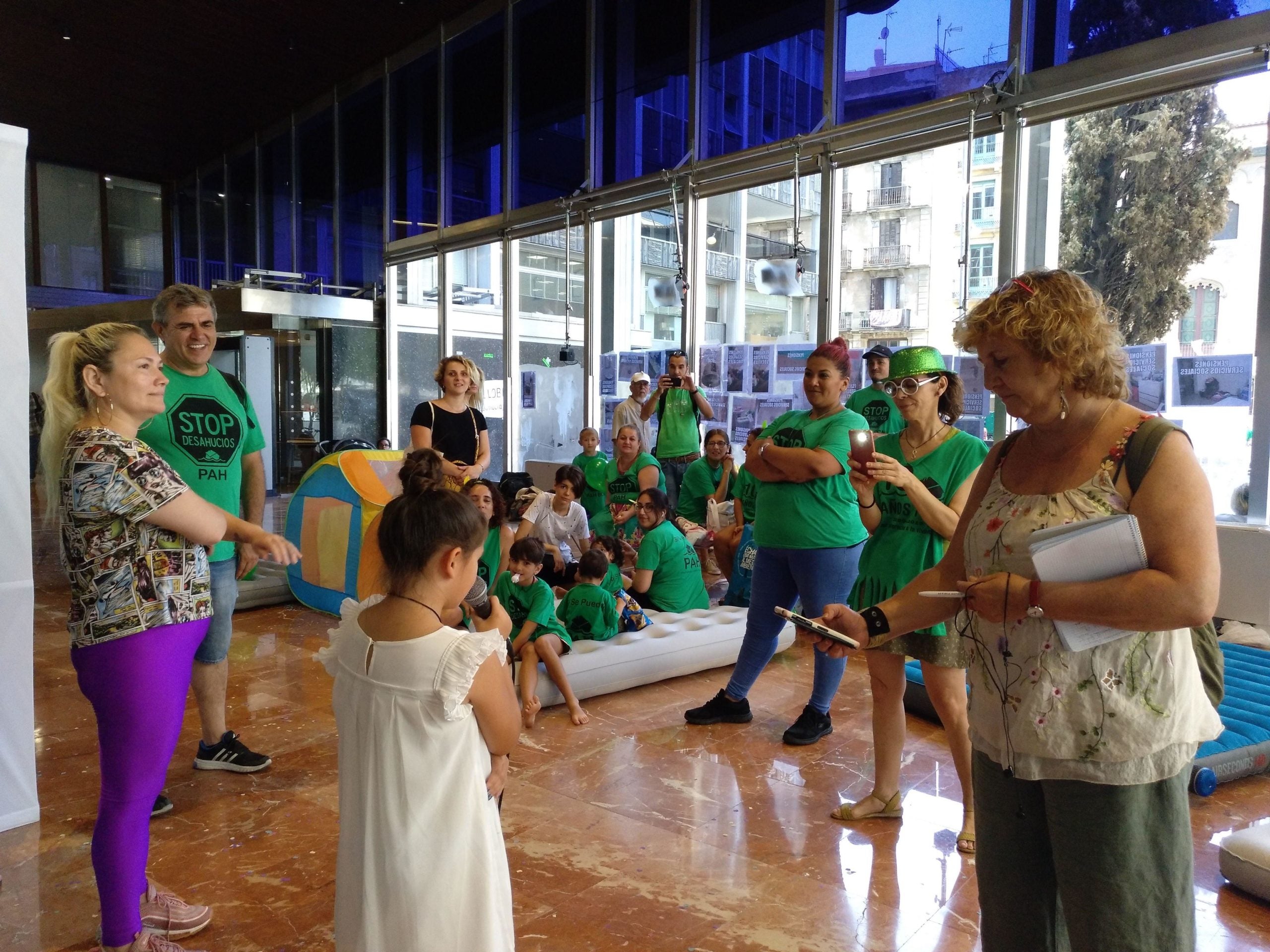 Una de les menors de la tancada de la PAH a l'Ajuntament canta una cançó sobre la manca de llar / MMP