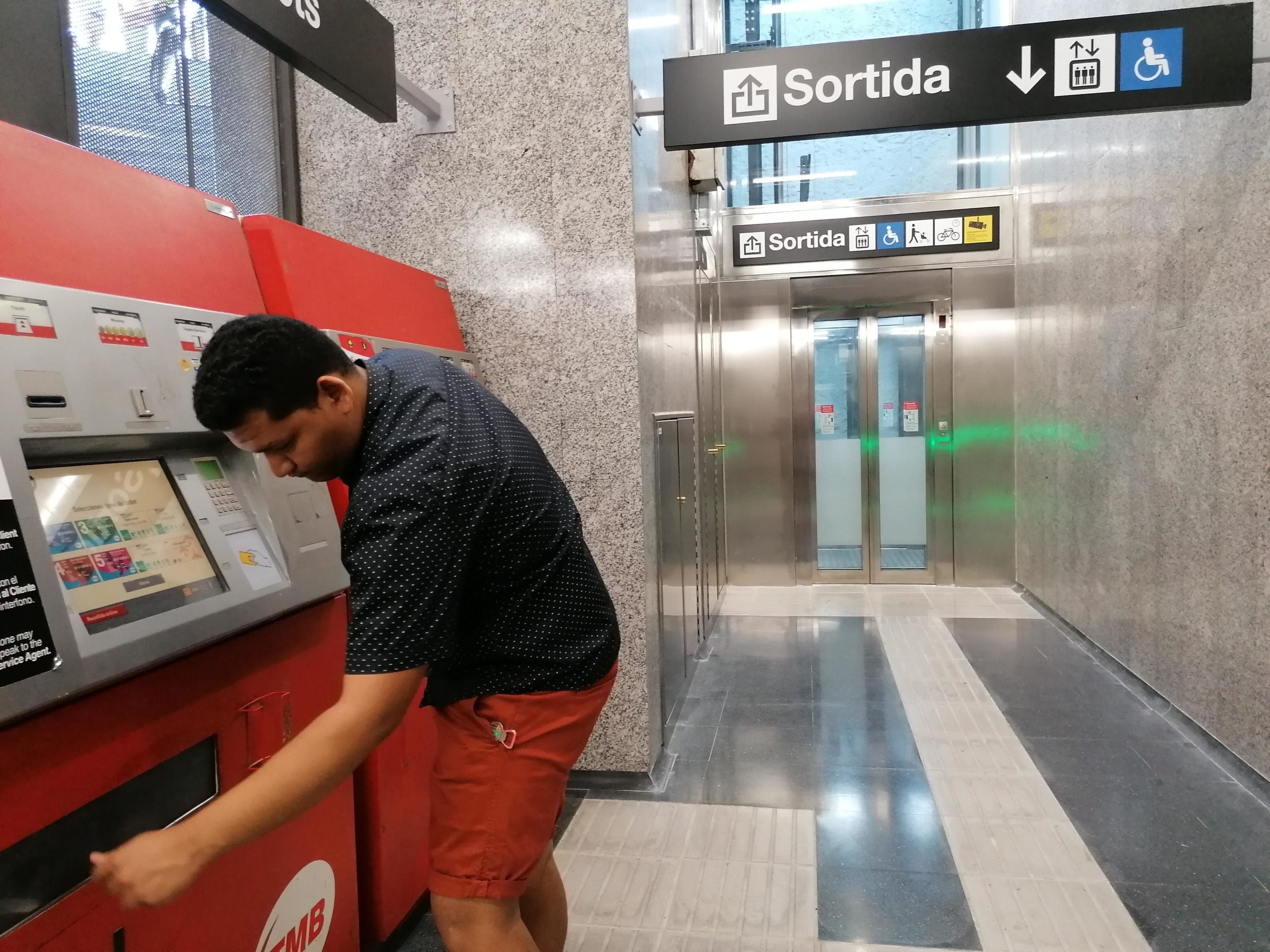 Nou vestíbul adaptat del metro Jaume I / Meritxell M. Pauné