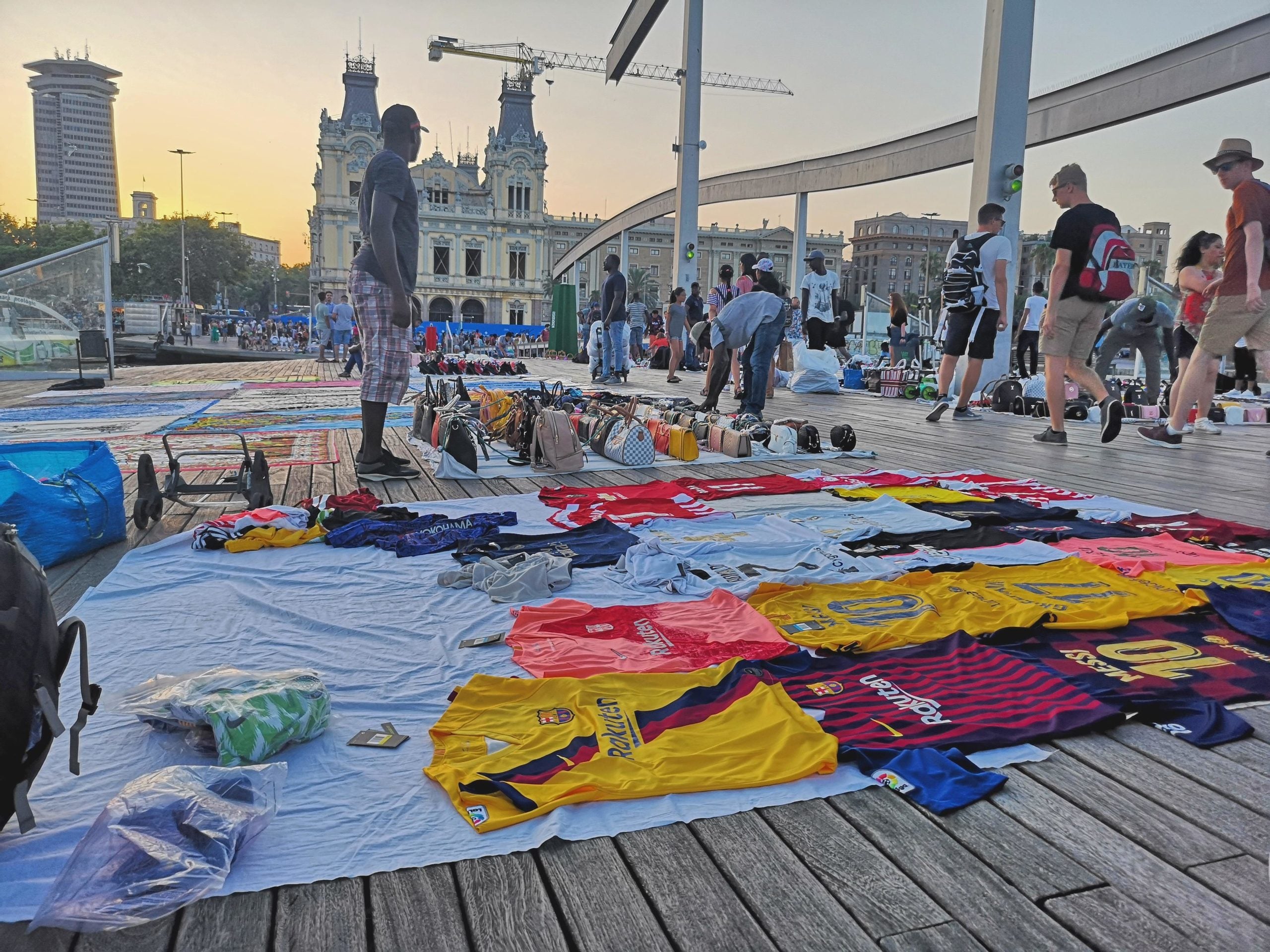 Els manters ocupant el Port Vell quan s'acaba la restricció policial al vespre. / D.C.