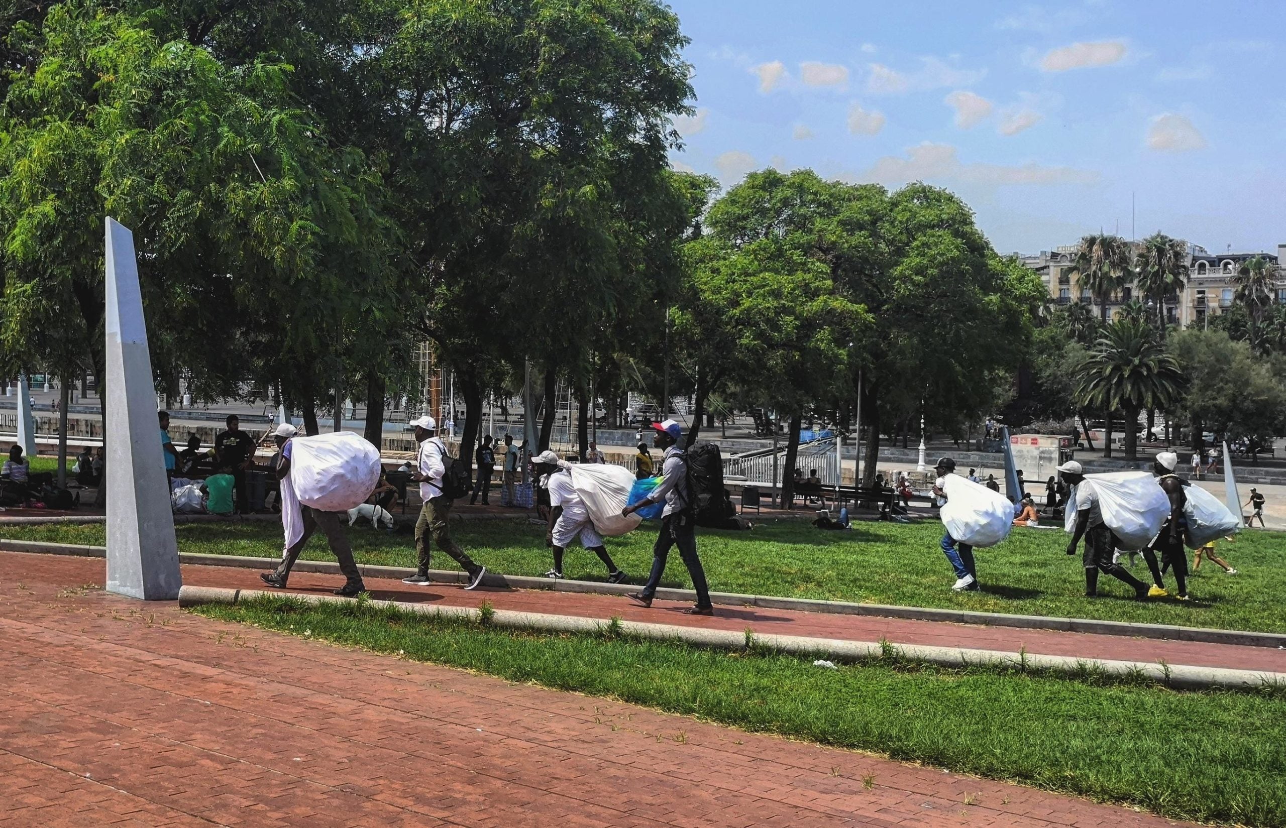 Venedors ambulants que desafient la prohibició i passegen d'un punt a un altre. / D.C.