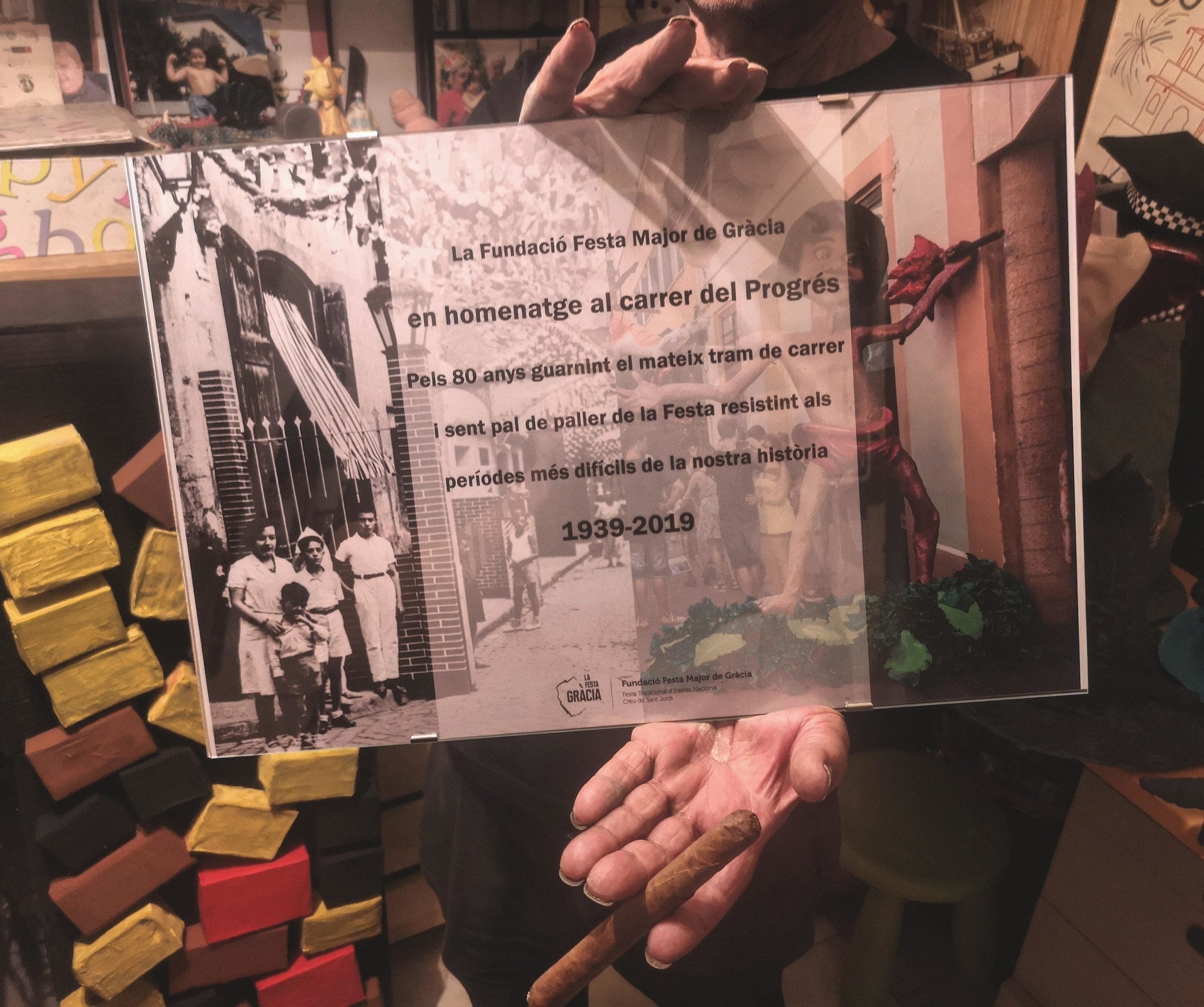 Un quadre commemoratiu dels 80 anys ininterromputs de festa al carrer Progrés mostra una imatge de l'Emili als 6 anys. / D.C.