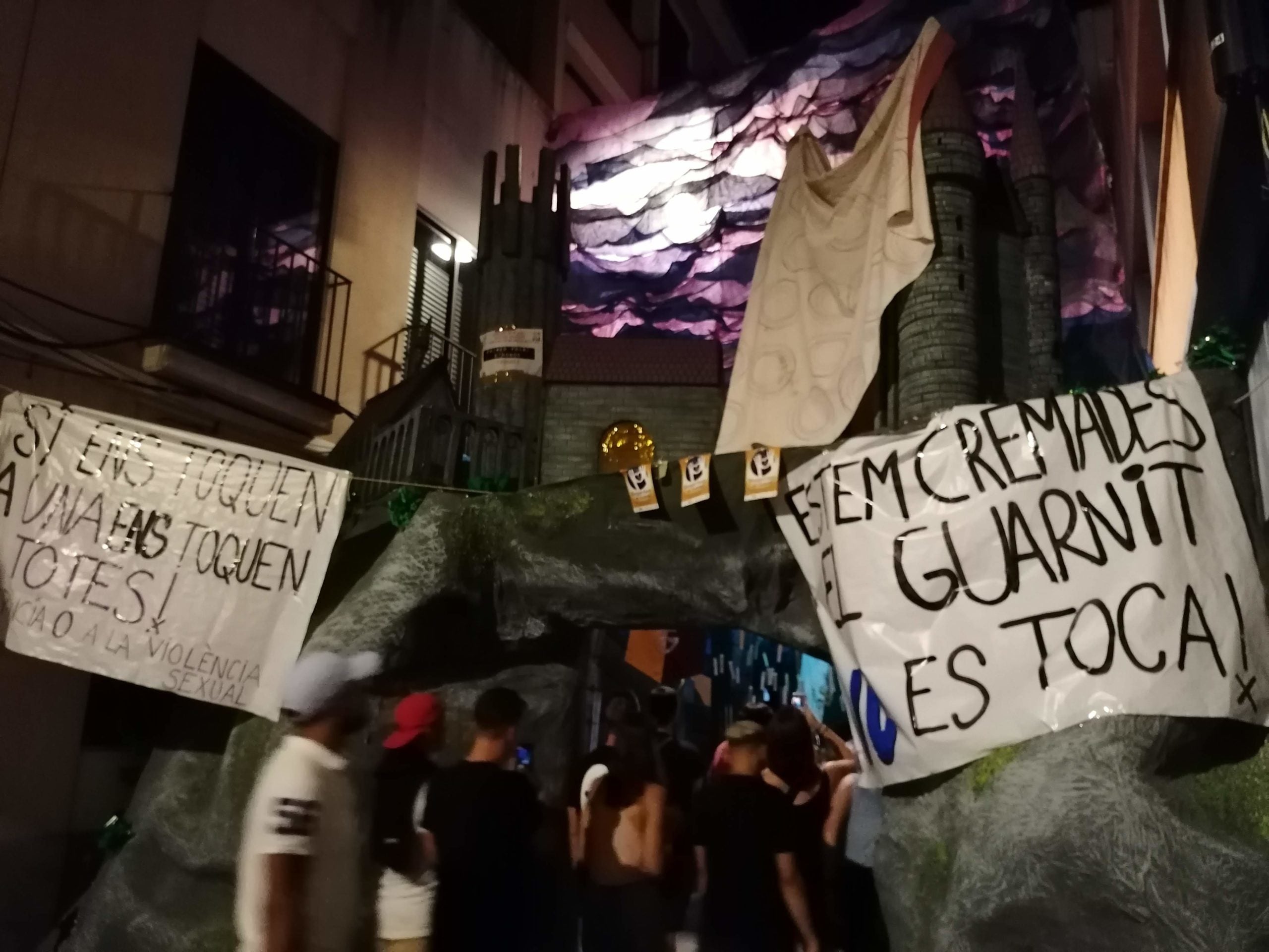 Pancartes de rebuig a les agressions contra el guarnit de les festes de Gràcia / MMP