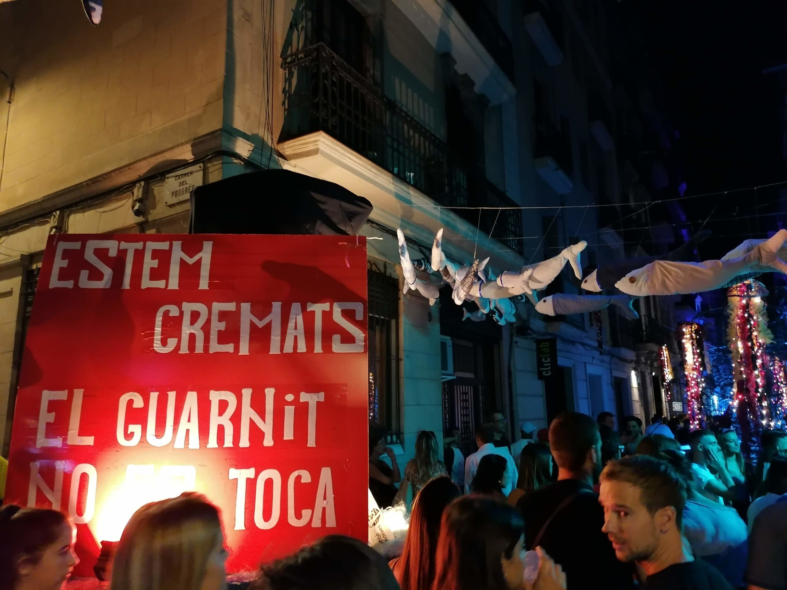 Cartell de rebuig a les agressions contra el guarnit de les festes de Gràcia / MMP