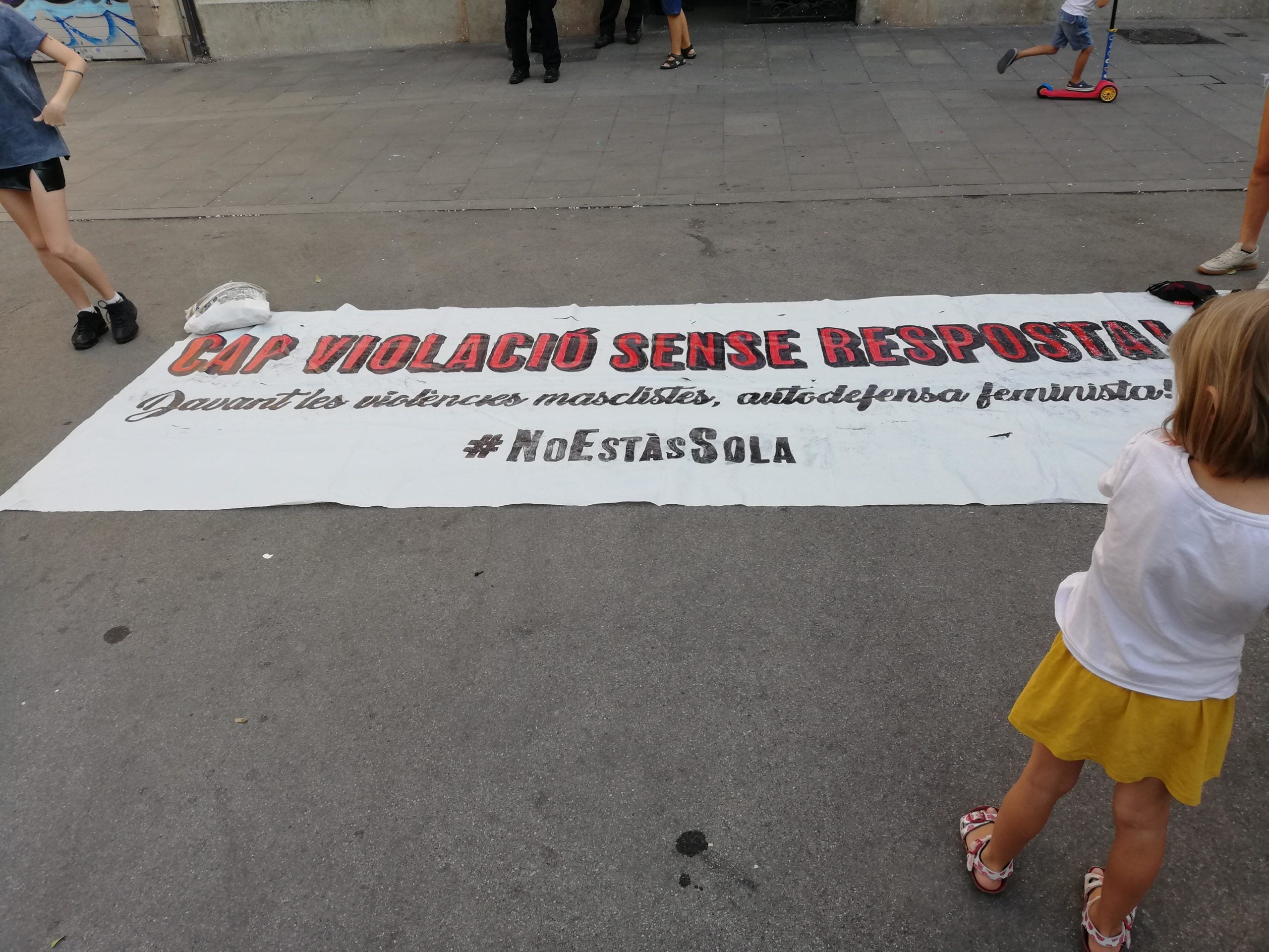 Un centenar de persones s'ha concentrat a Gràcia contra la violència masclista / XFDC Un centenar de persones s'ha concentrat a Gràcia contra la violència masclista / XFDC