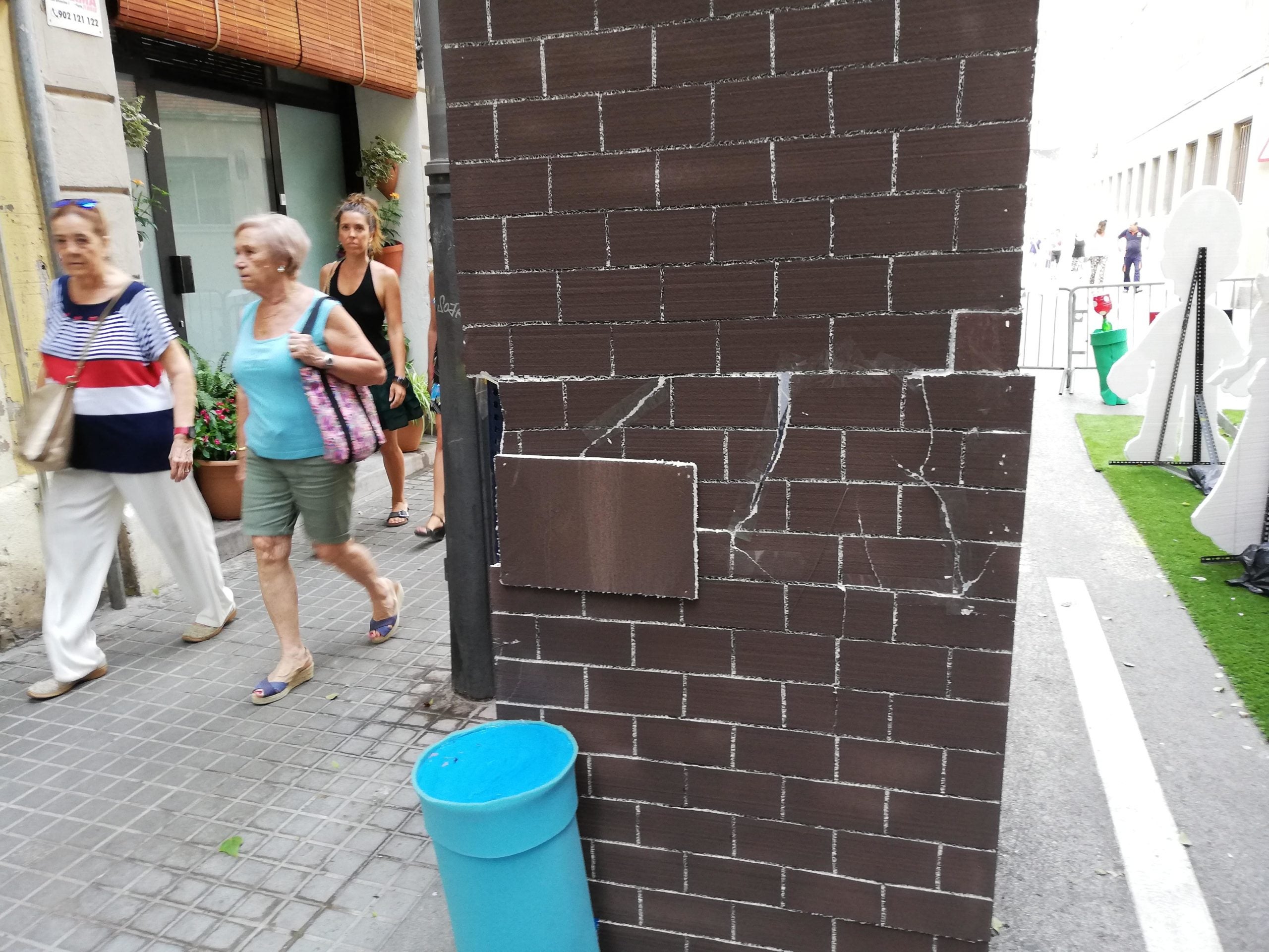 Portalada apedaçada al carrer Finlàndia a causa de l'incivisme / Xavi Fernández de Castro Portalada apedaçada al carrer Finlàndia a causa de l'incivisme / Xavi Fernández de Castro