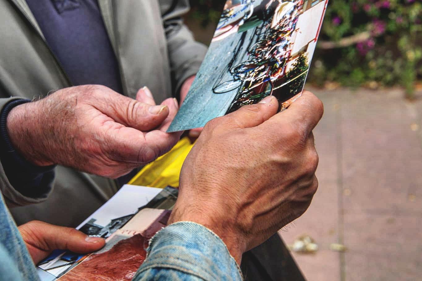 Els veïns que participen a les rutes de Porta van dur de manera espontània fotografies antigues del barri / Cedida