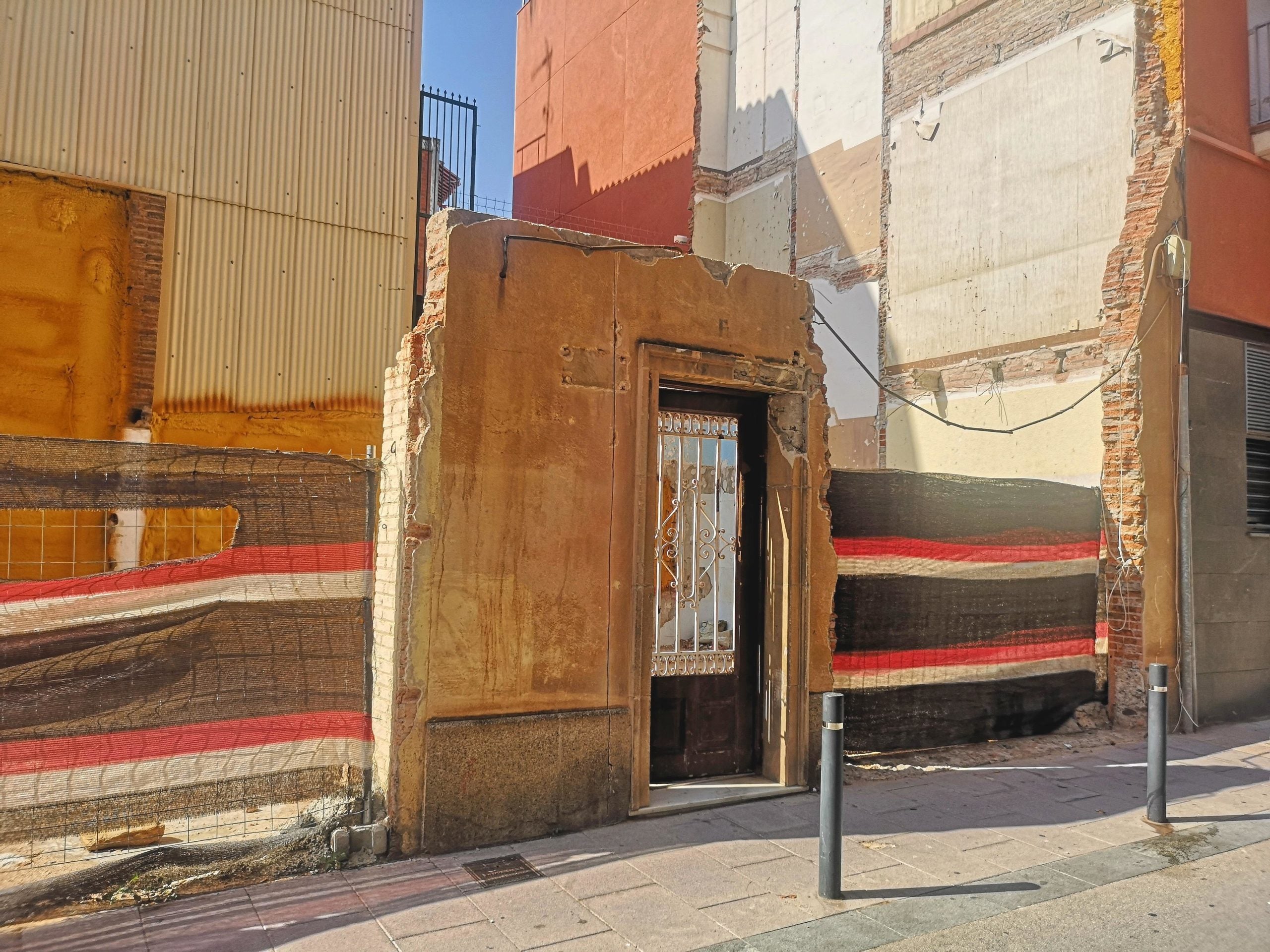 Una de les construccions desaparegudes, d'on només n'han deixat la porta, i on es construiran nous pisos / D.C. Una de les construccions desaparegudes, d'on només n'han deixat la porta, i on es construiran nous pisos / D.C.