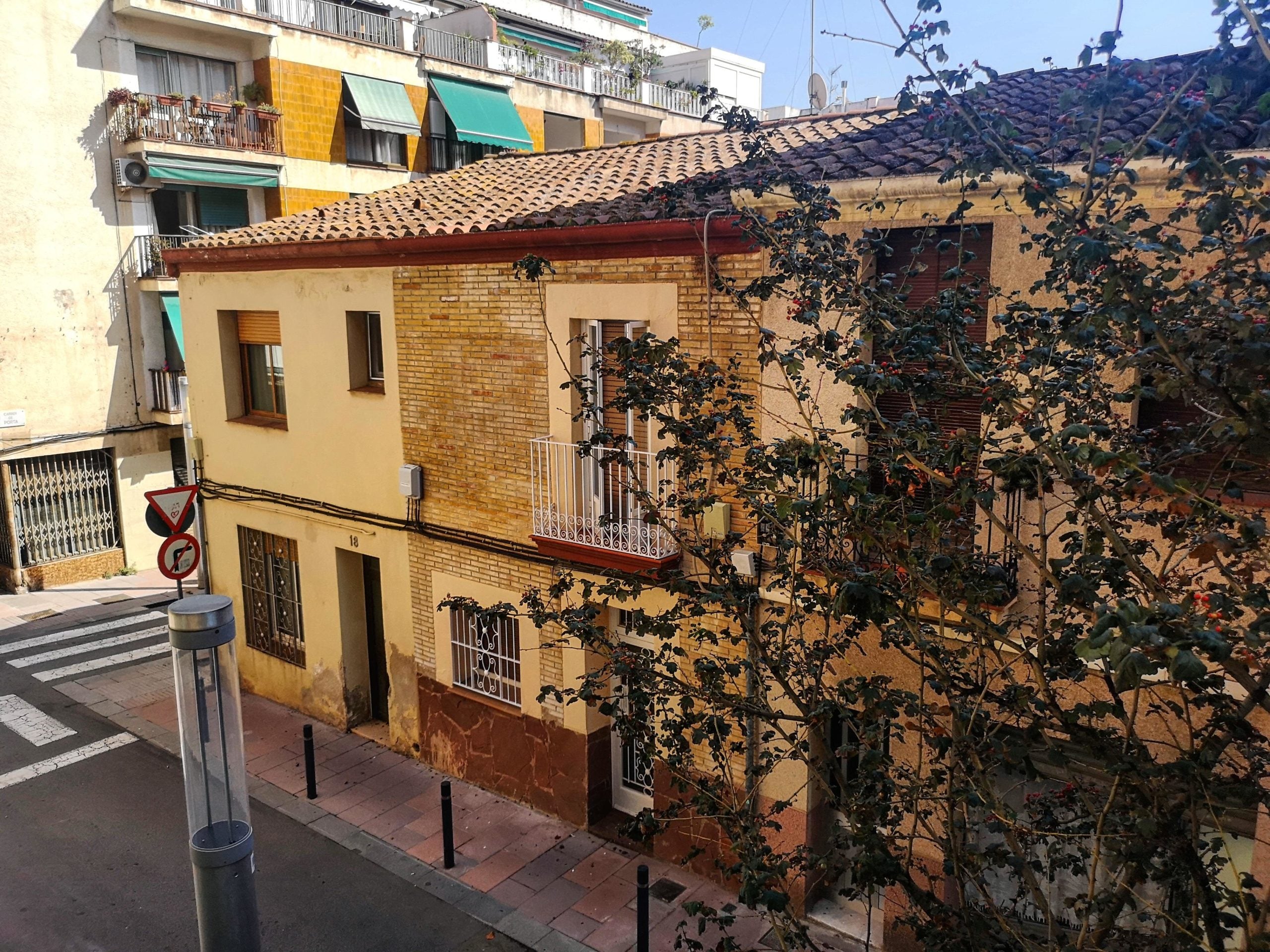 Les tres cases dels avantpassats de la Maria Castells, vistes des del balcó del seu domicili actual / D.C. Les tres cases dels avantpassats de la Maria Castells, vistes des del balcó del seu domicili actual / D.C.
