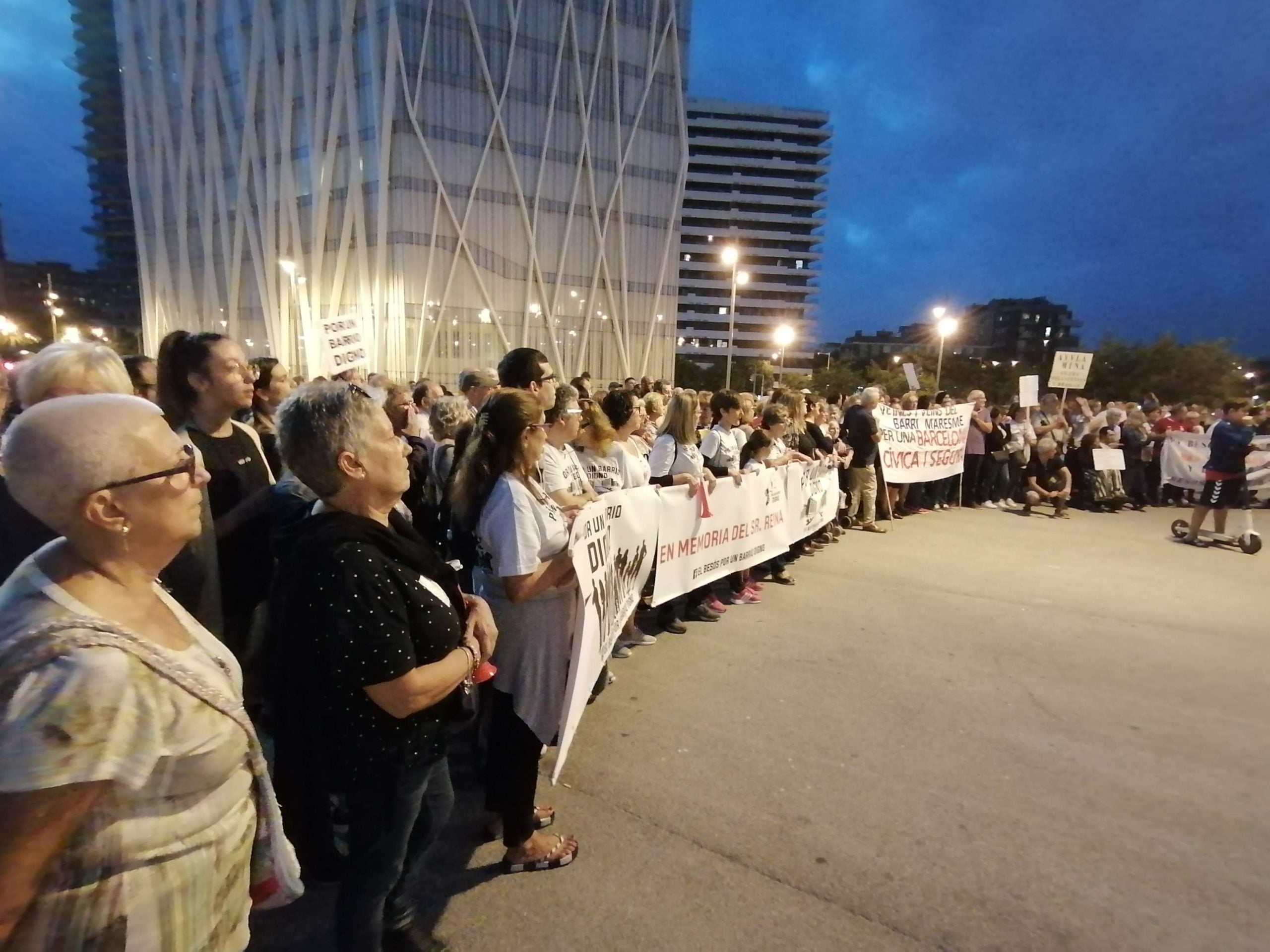 Arribada de la manifestació veïnal del Besòs al Fòrum, final del r