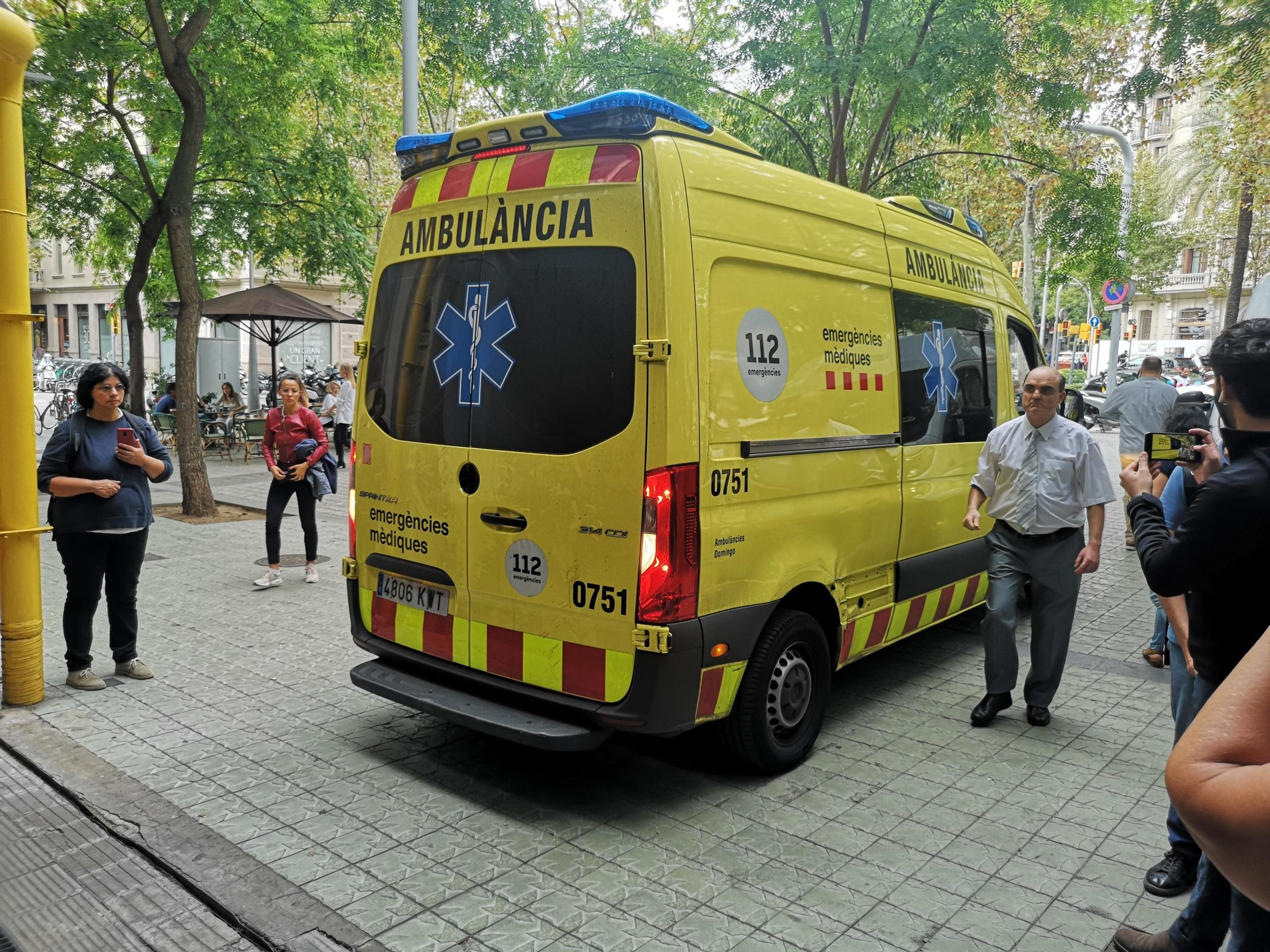 Una ambulància s'ha desplaçat al consolat de l'Uruguai per atendre la mare un cop ha lliurat la menor / D.C.