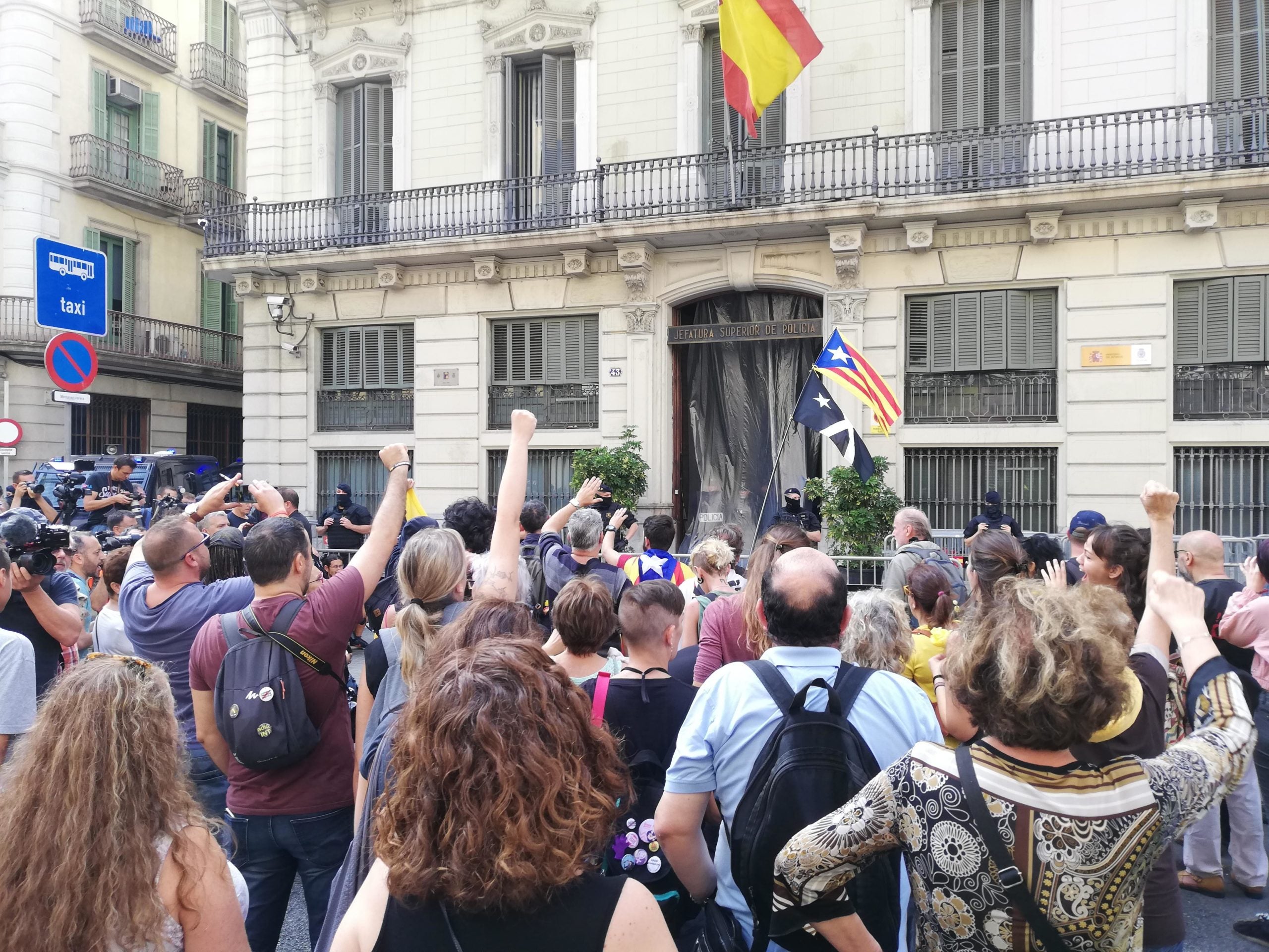 Unes 200 persones s'han concentrat davant la comissaria de Via Laietana / XFDC