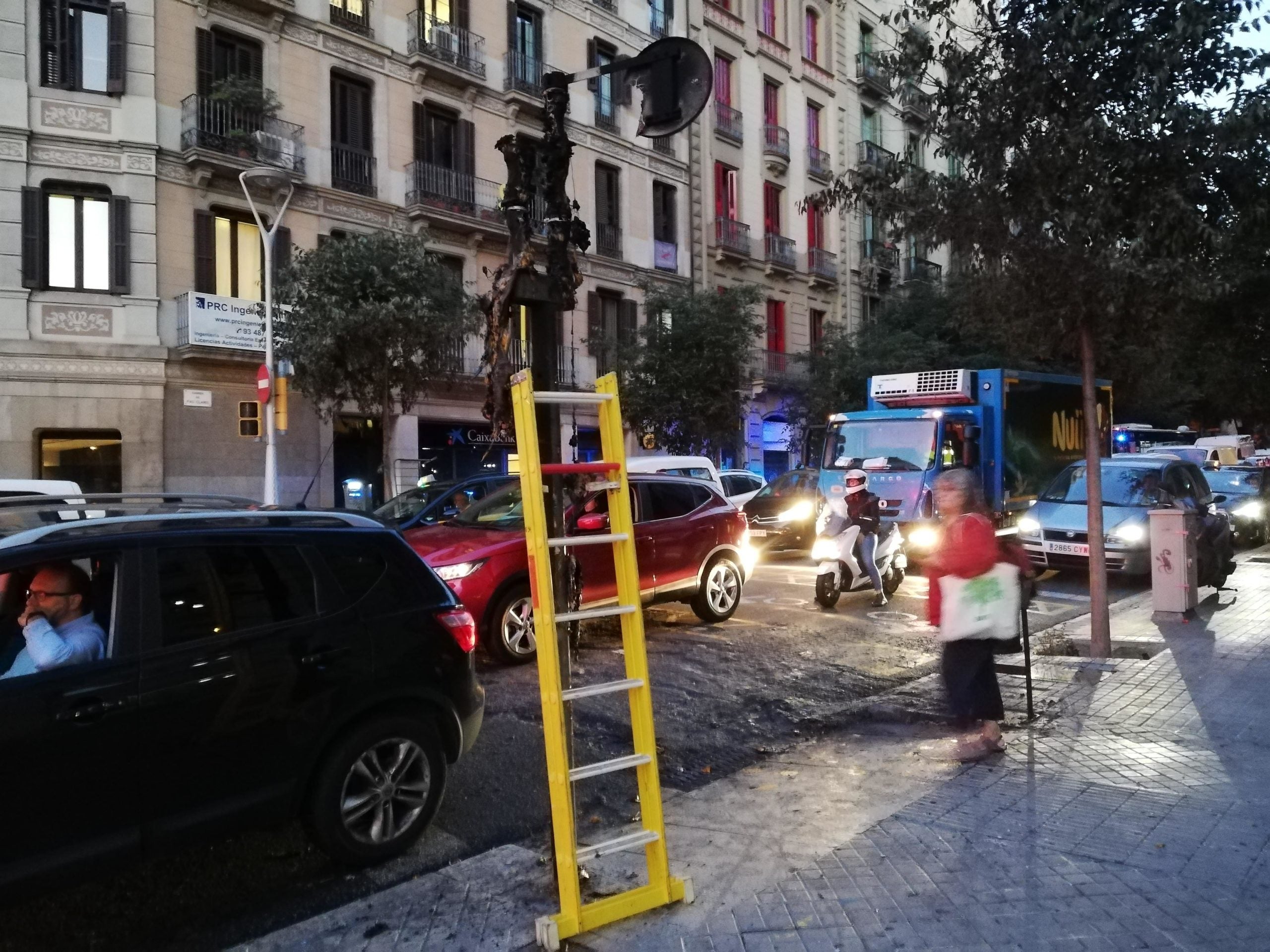 Un semàfor calcinat a la cruïlla entre els carrers Aragó i Pau Claris | Adrià Lizanda