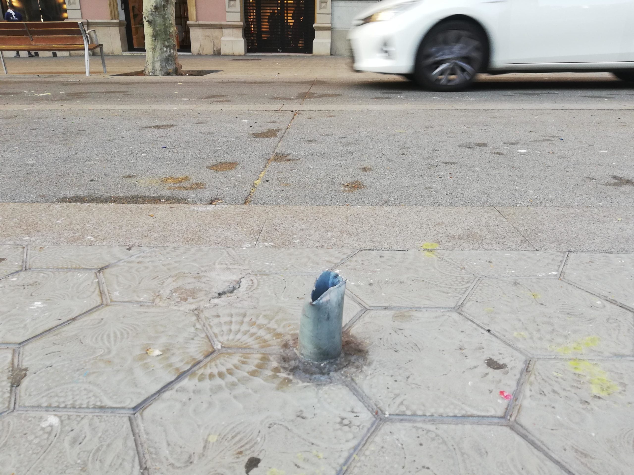 Una senyal de trànsit arrencada, al passeig de Gràcia | Adrià Lizanda