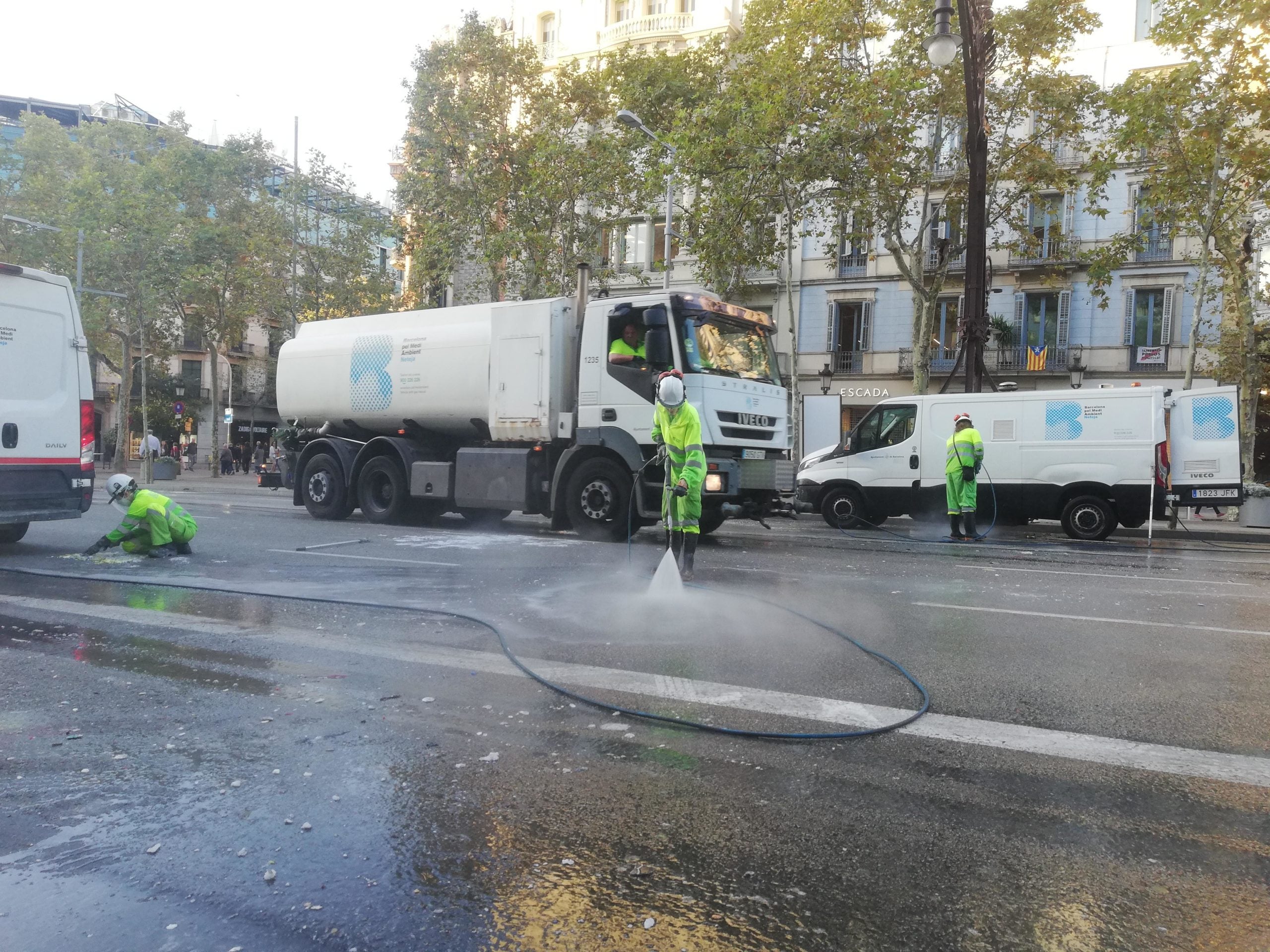 Treballadors municipals netegen el passeig de Gràcia | Adrià Lizanda