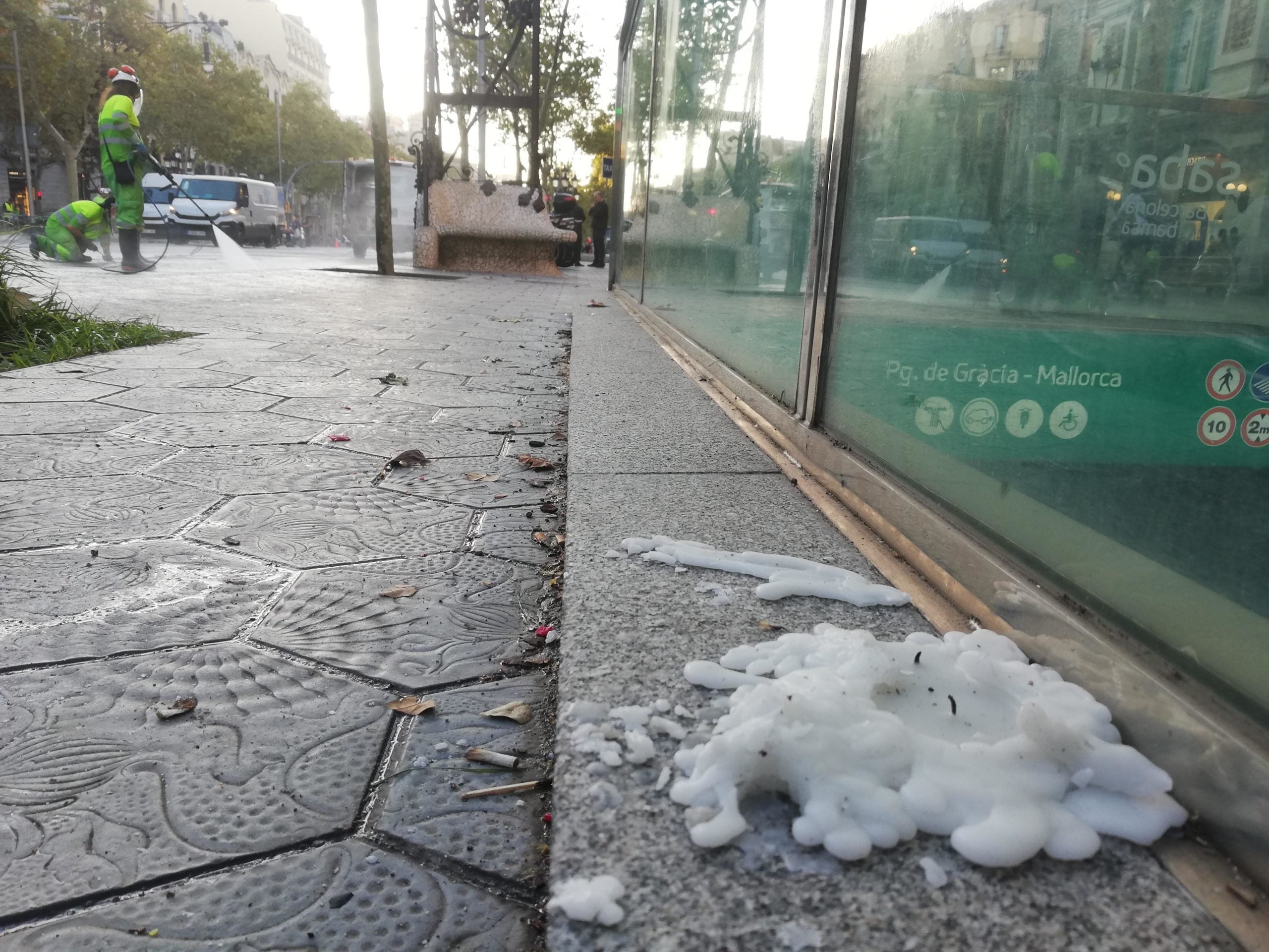 Una espelma apagada, aquest matí al passeig de Gràcia | Adrià Lizanda