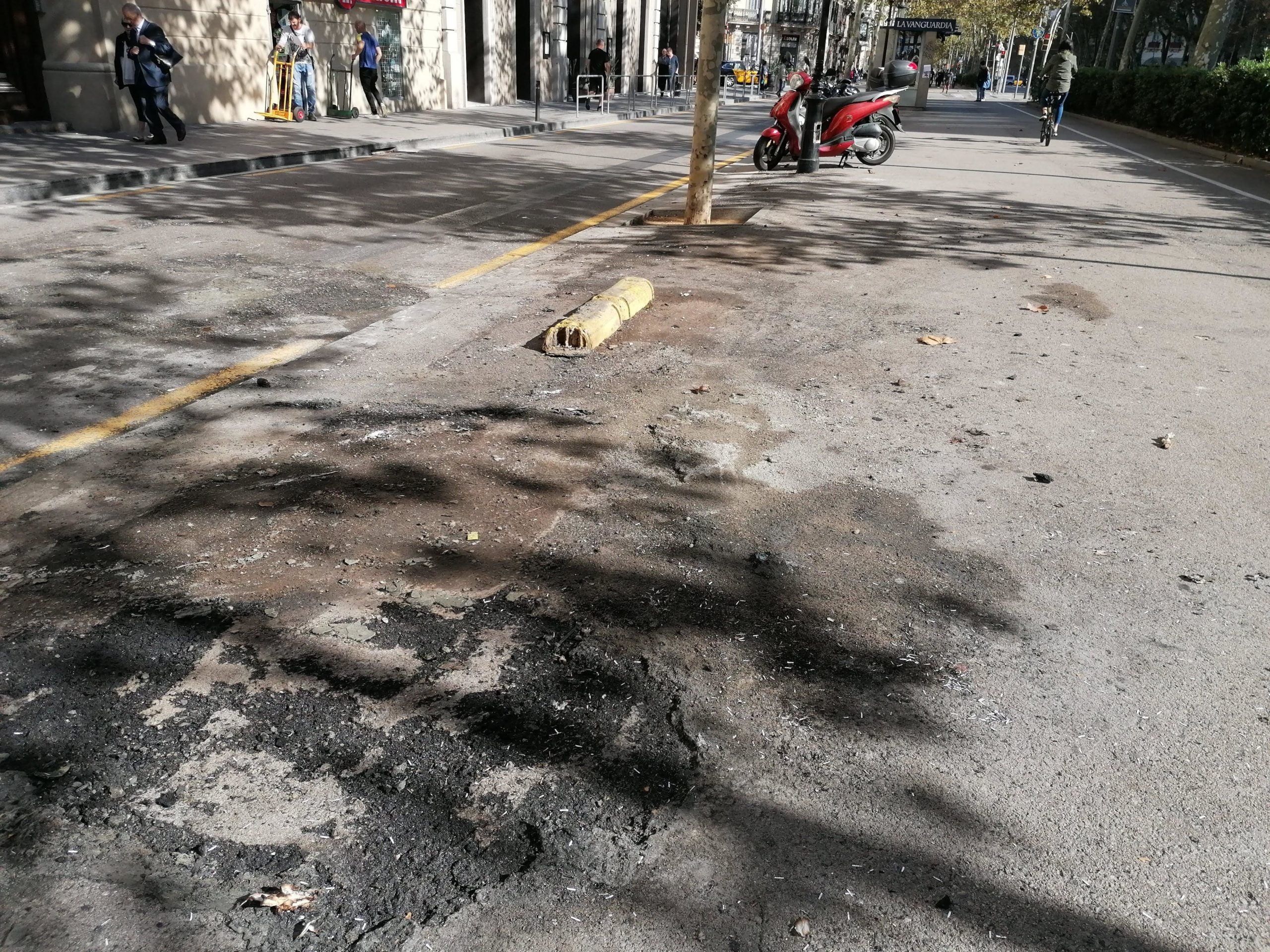 Rastre d'un contenidor cremat a la Gran Via, 12 hores després dels disturbis de dimecres a la nit / MMP