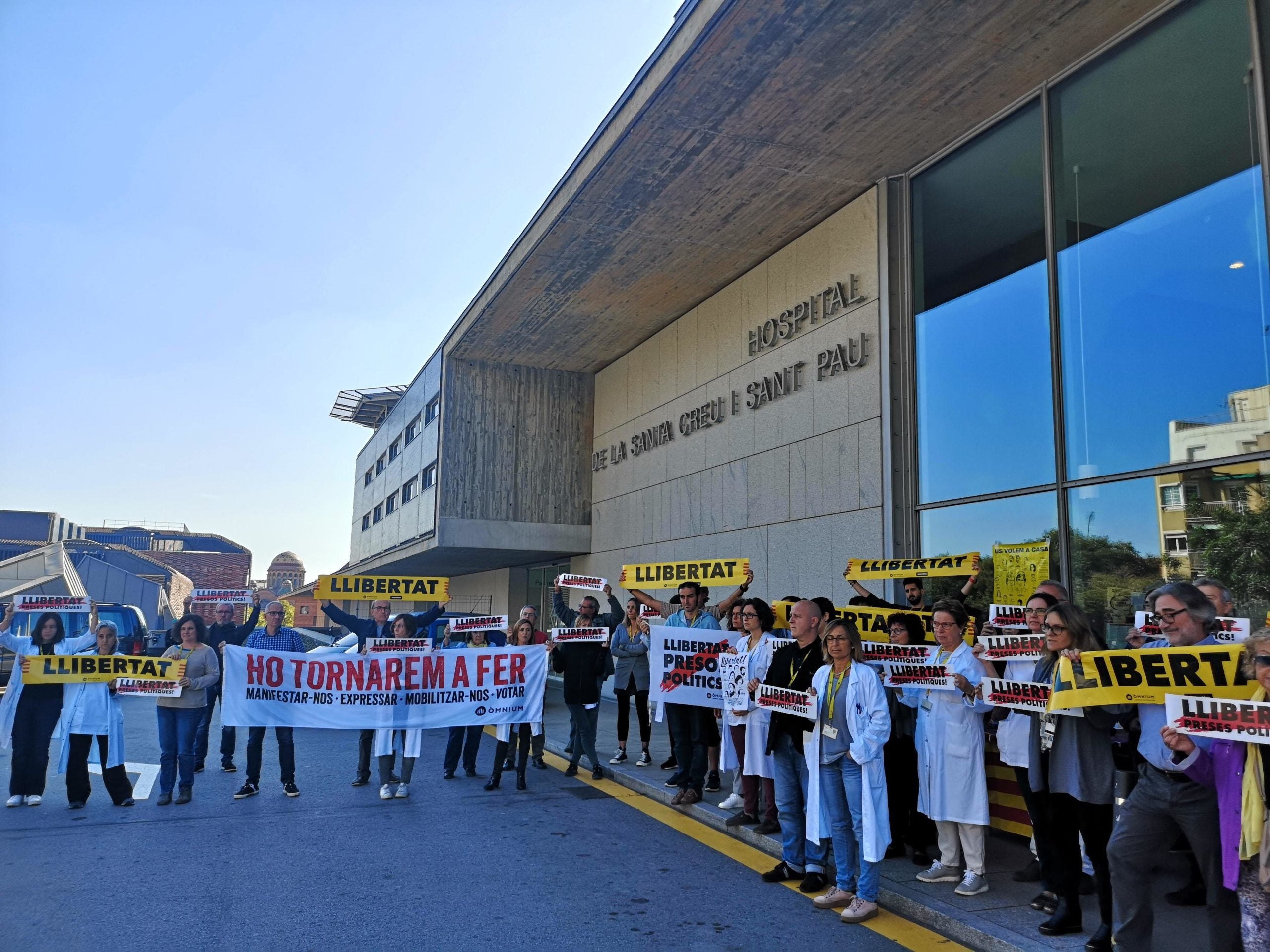 Acció davant l'hospital de Sant Pau contra l'empresonament dels líders independentistes i els detinguts per protestar / D.C. Acció davant l'hospital de Sant Pau contra l'empresonament dels líders independentistes i els detinguts per protestar / D.C.