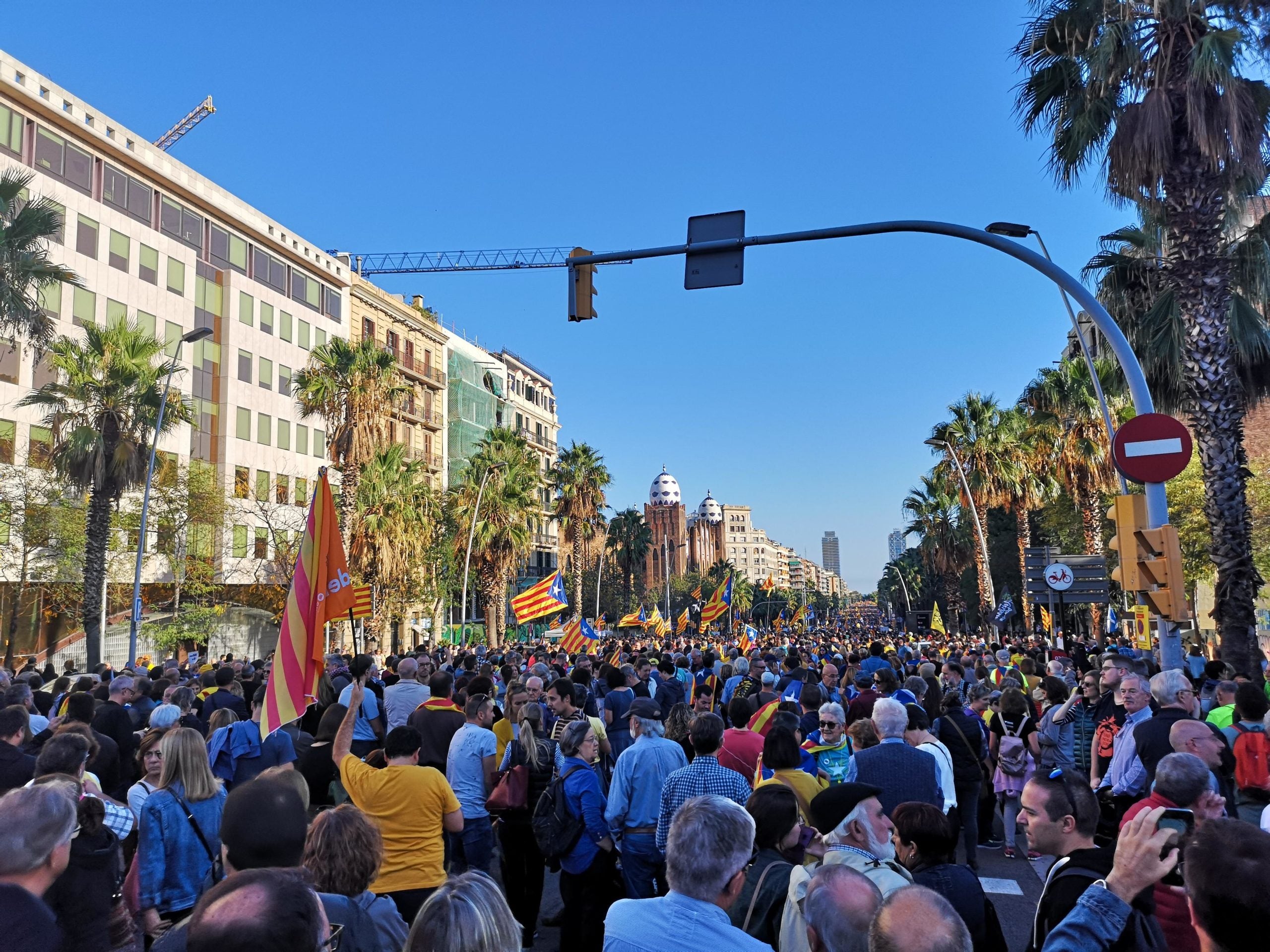 Els manifestants de la protesta unitària contra la sentència de l'1-O, al carrer Marina / D.C.