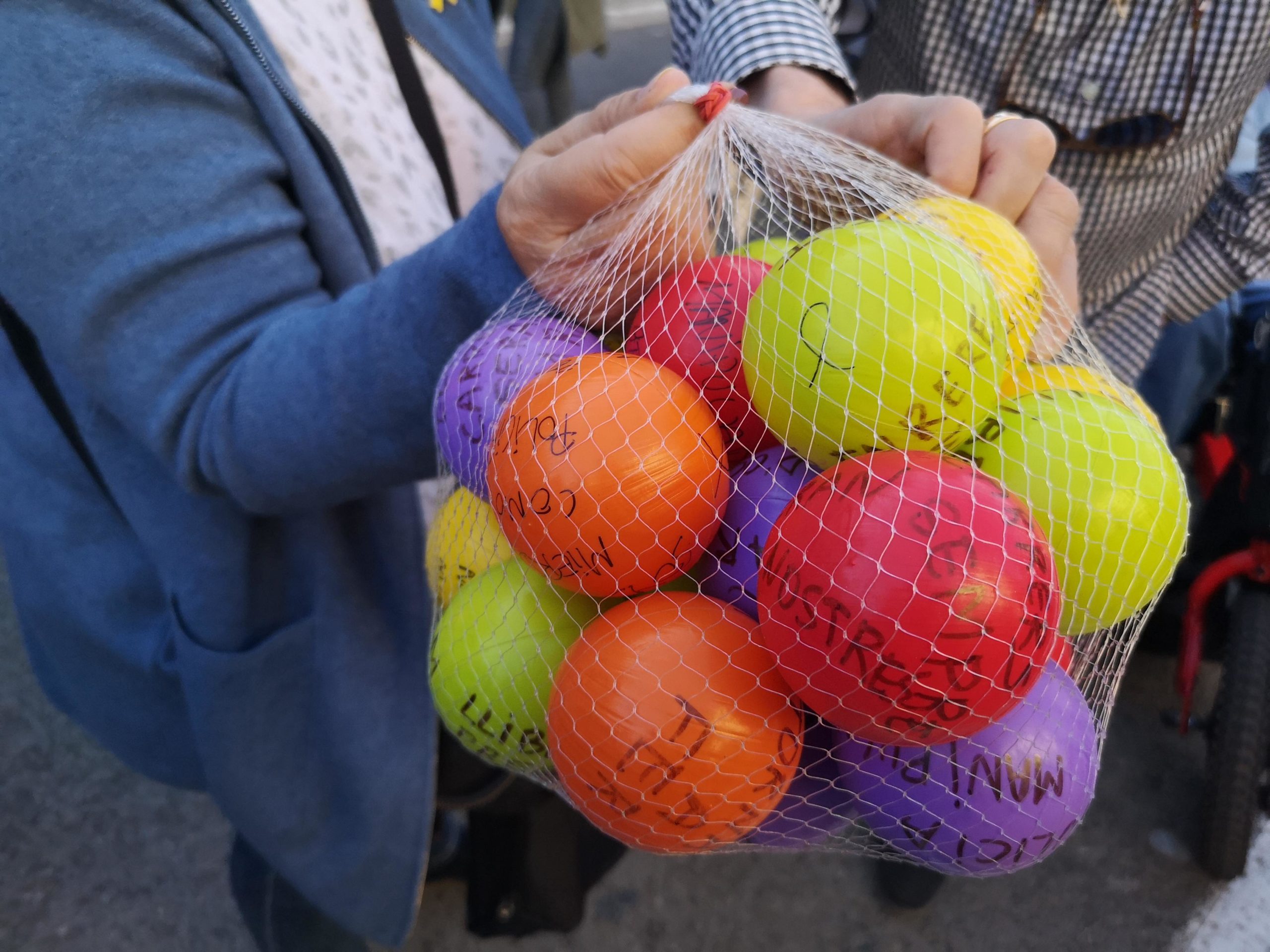 Pilotes que porten alguns manifestants de la protesta unitària contra la sentència de l'1-O, per anar després a la protesta del CDR a la Via Laietana / D.C.