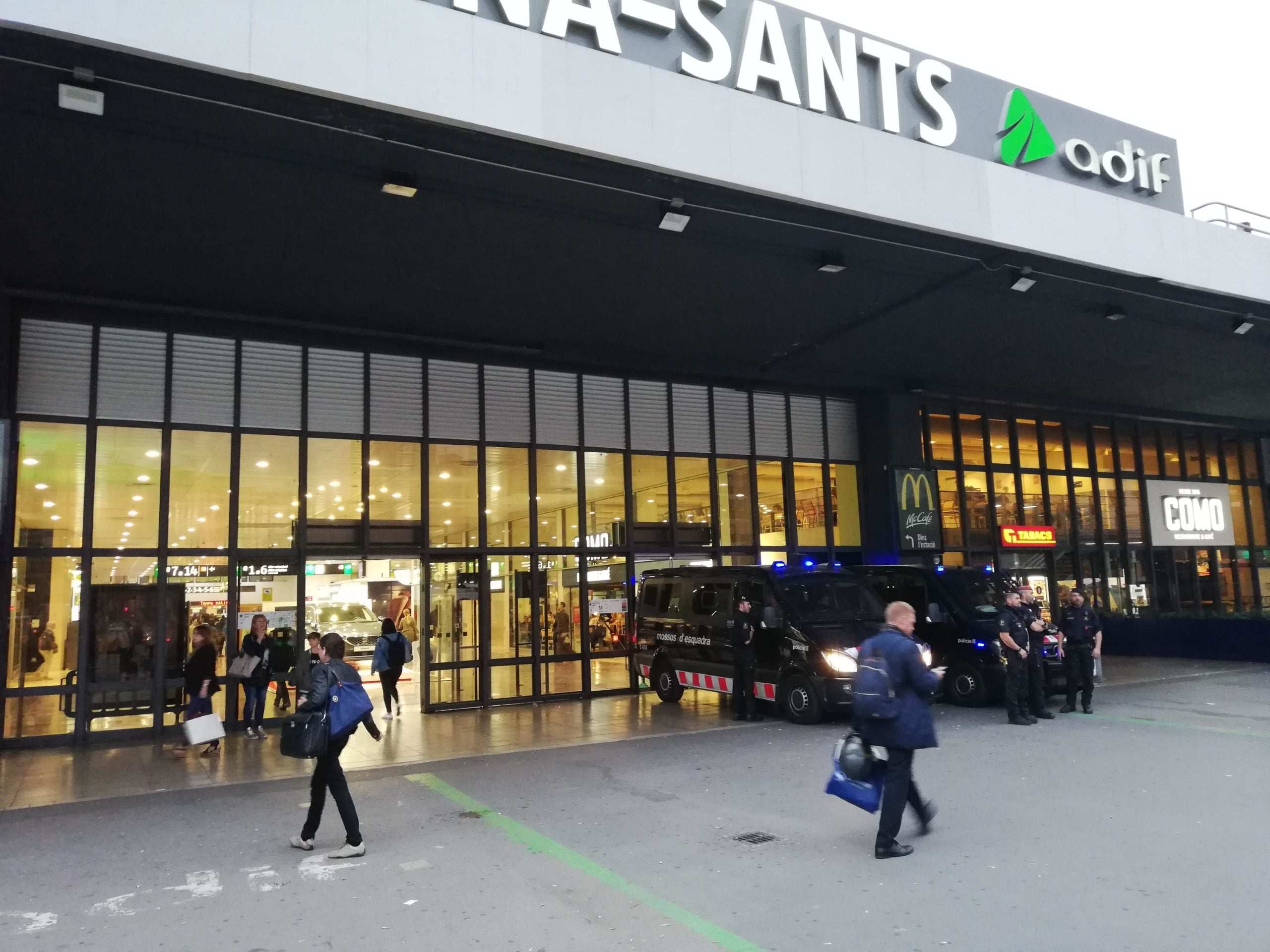 Agents antiavalots dels Mossos d'Esquadra custodien les entrades de l'Estació de Sants / X.F.