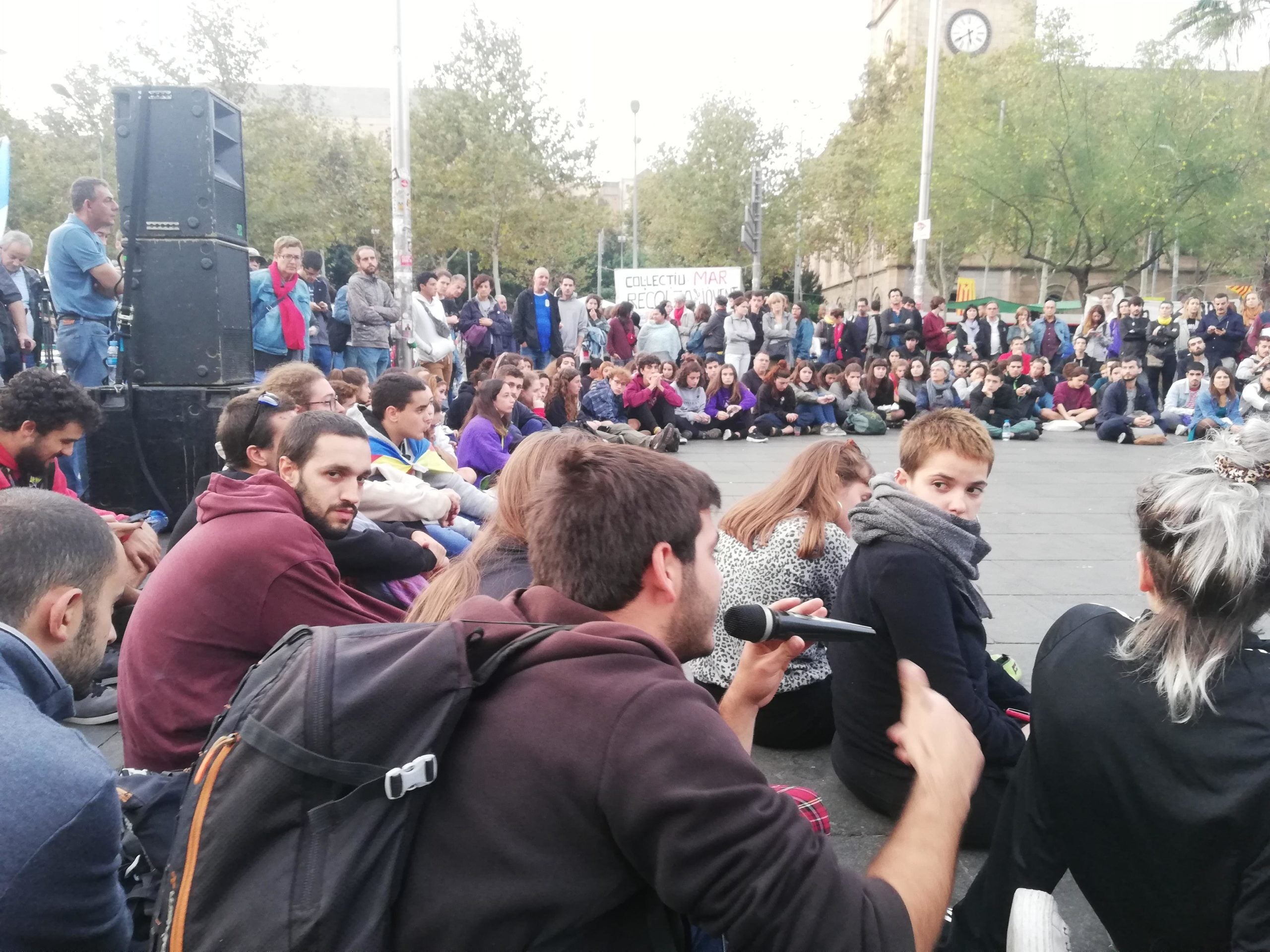 Els joves acampats a plaça Universitat prenen la paraula a l'assemblea diària amb un micròfon sense fils / A.L.