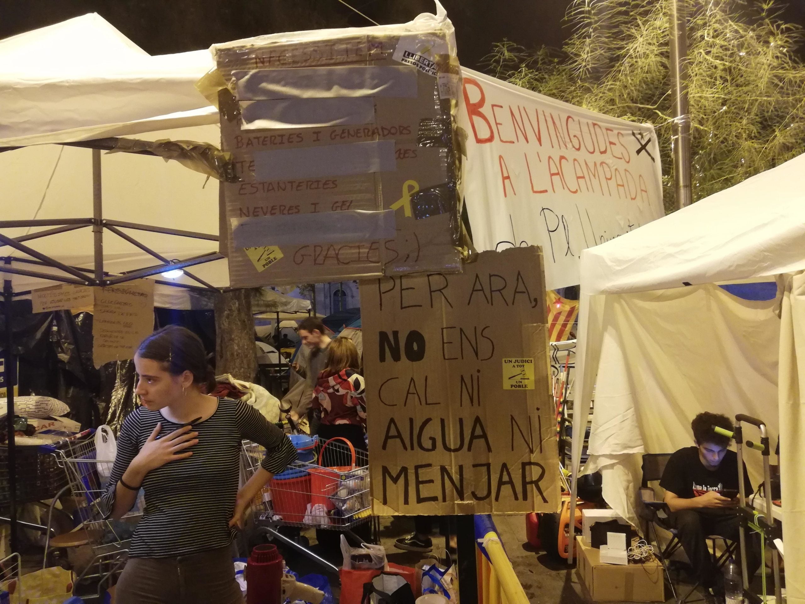 Els donatius de menjar i aigua han desbordat el rebost de l'acampada / A.L.