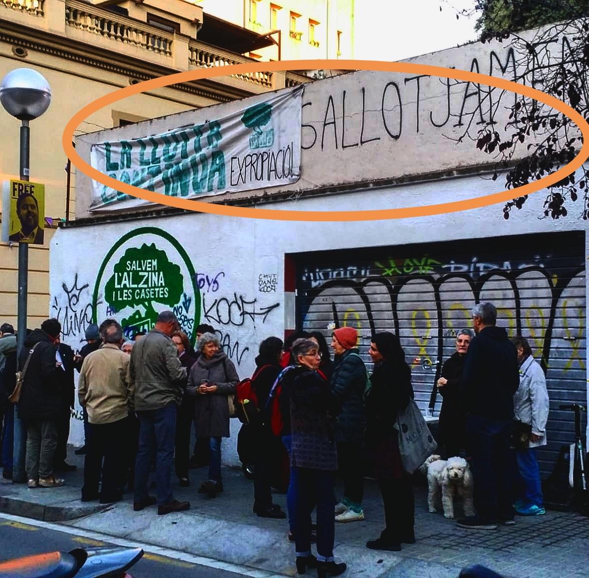 L'esquerda que es va generar a la façana de les casetes d'Encarnació l'endemà de les obres / Salvem l'Alzina