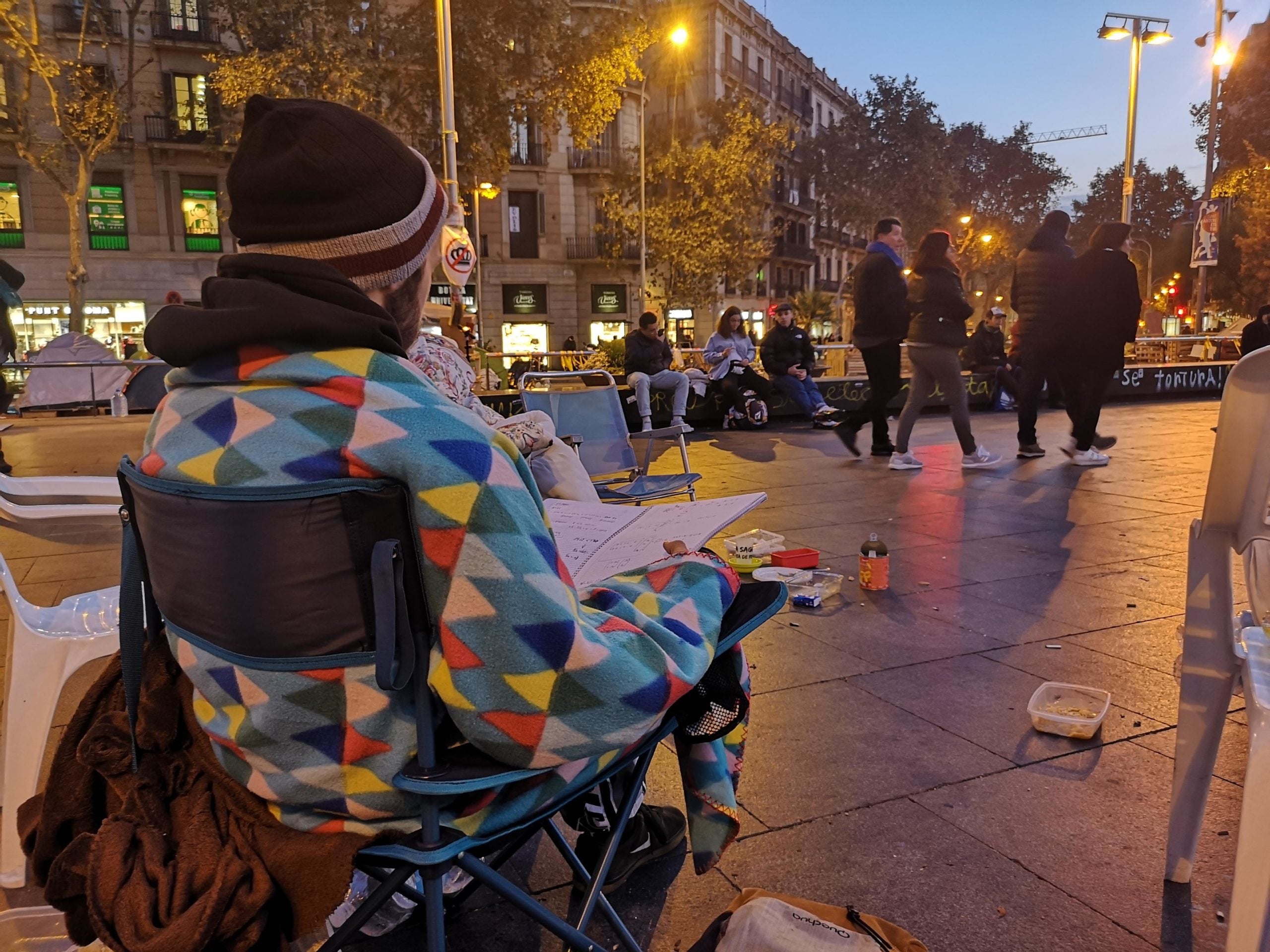 El Jan repassant els apunts sobre Estadística a l'acampada universitària / D.C.