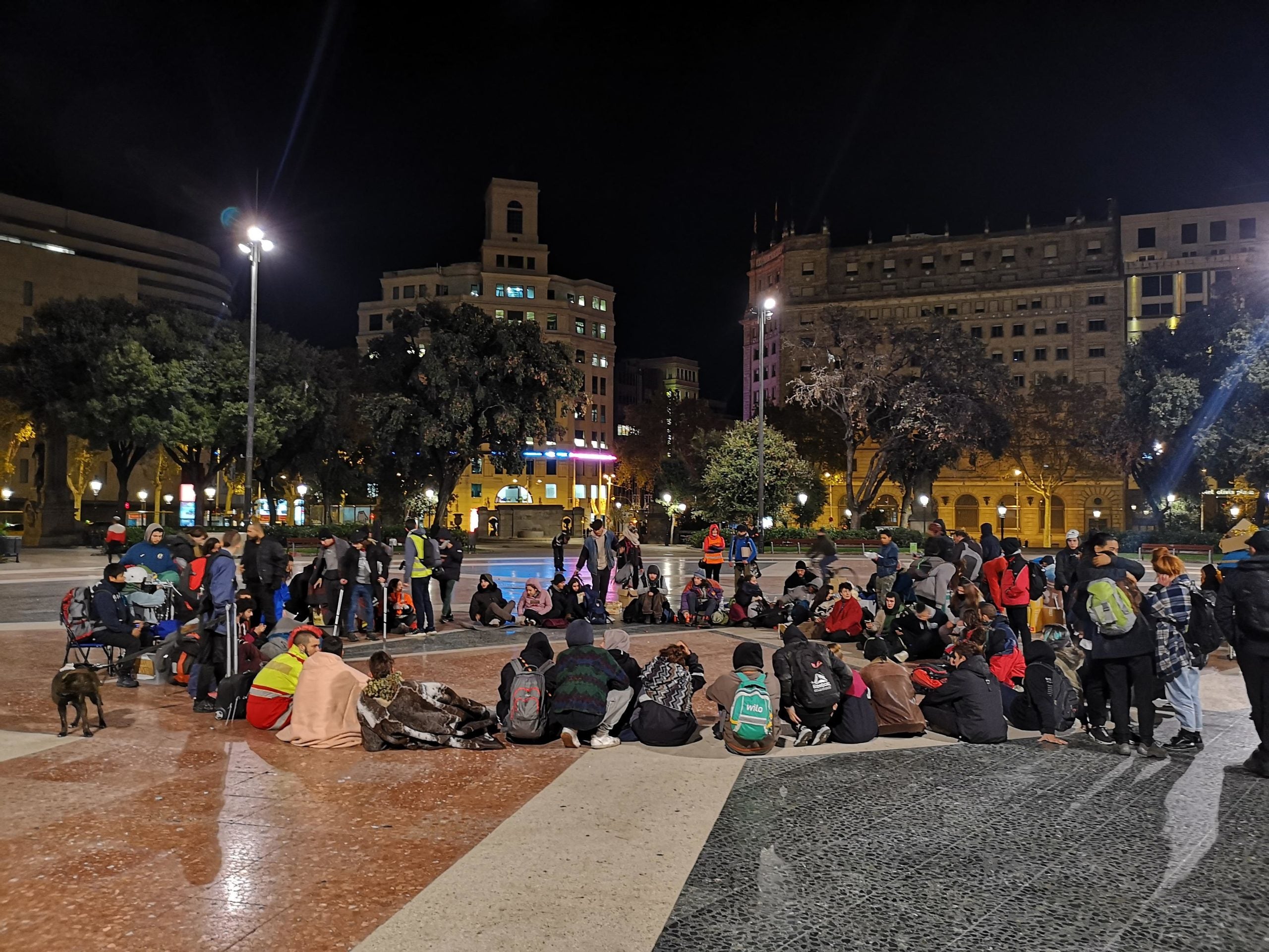 Assemblea per decidir què fan pròximament els desallotjats, al centre de la plaça Catalunya / D.C.