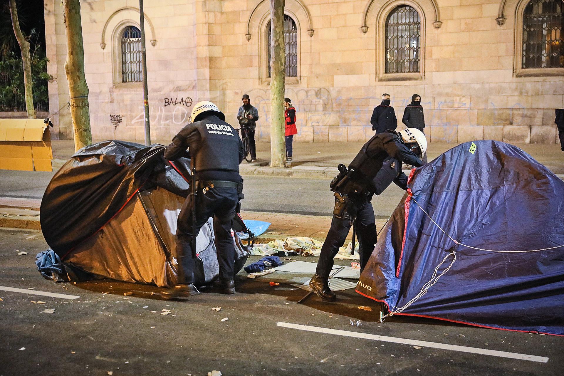 La policia barcelonina ha desmuntat les tendes, en alguns casos utilitzant tenalles / Jordi Borràs