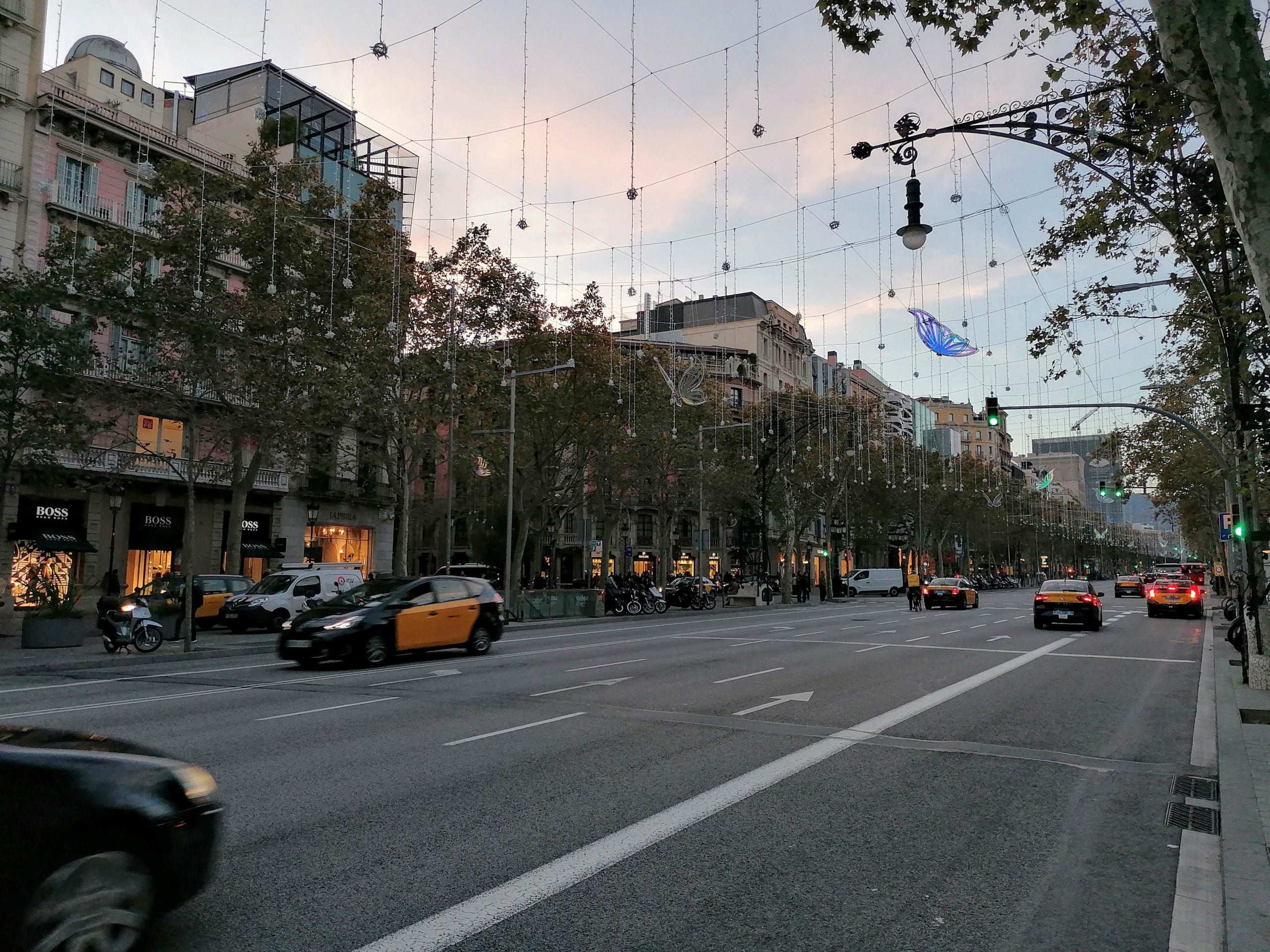 Nou enllumenat del passeig de Gràcia, amb papallones i caigudes de llum / MMP Nou enllumenat del passeig de Gràcia, amb papallones i caigudes de llum / MMP