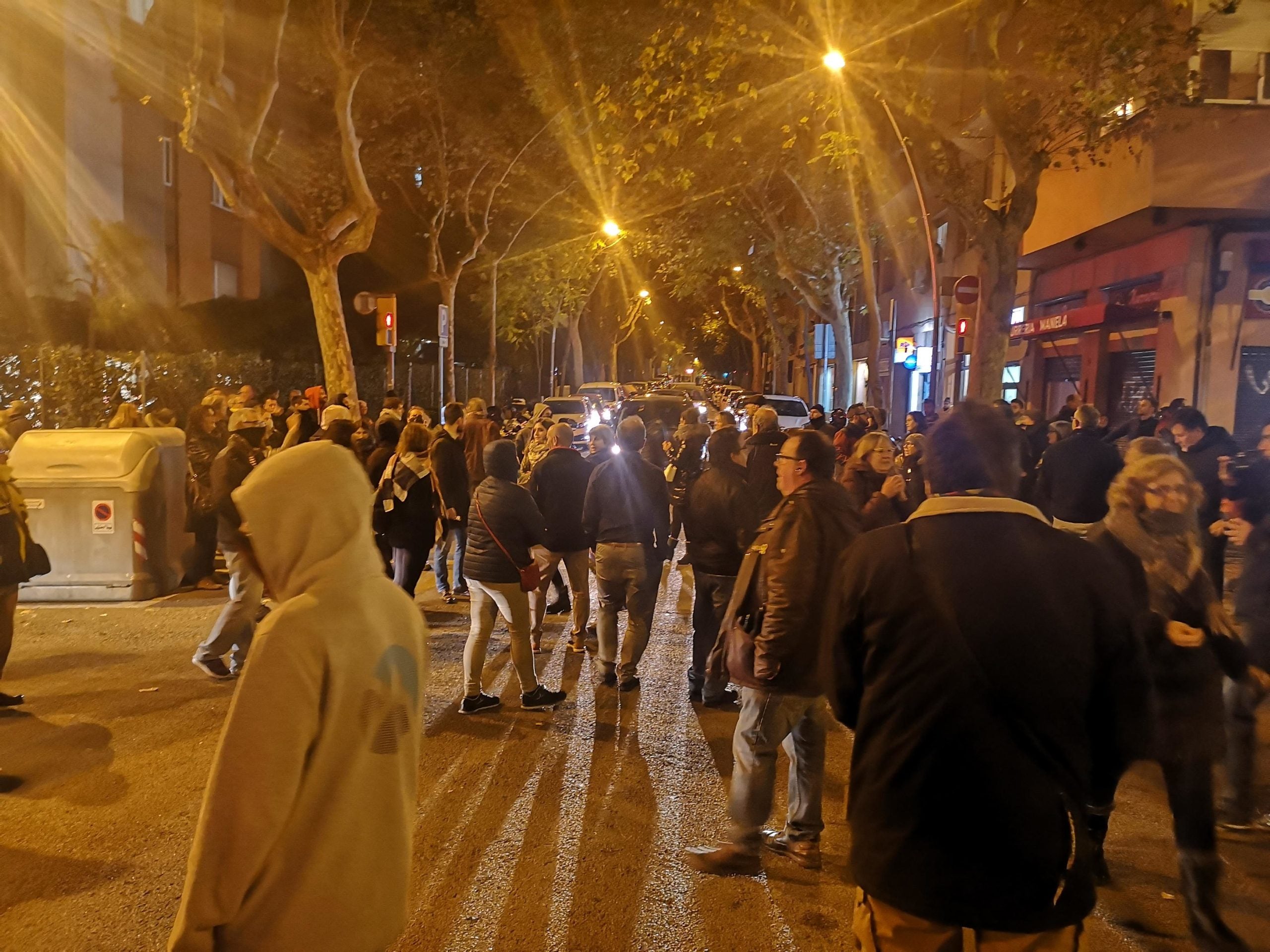 Els veïns desallotjats del tall de la Meridiana, tallant Concepción Arenal amb Fabra i Puig / D.C.