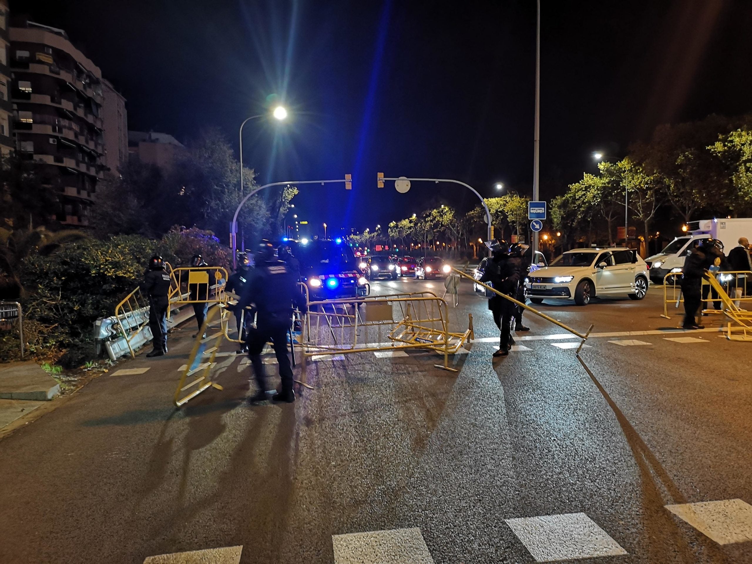 Els Mossos retiren les tanques i tornen a obrir al trànsit la Meridiana a l'altura del Corte Inglés, on alguns manifestants desallotjats del punt habitual del tall contra la sentència han reaparegut / D.C.