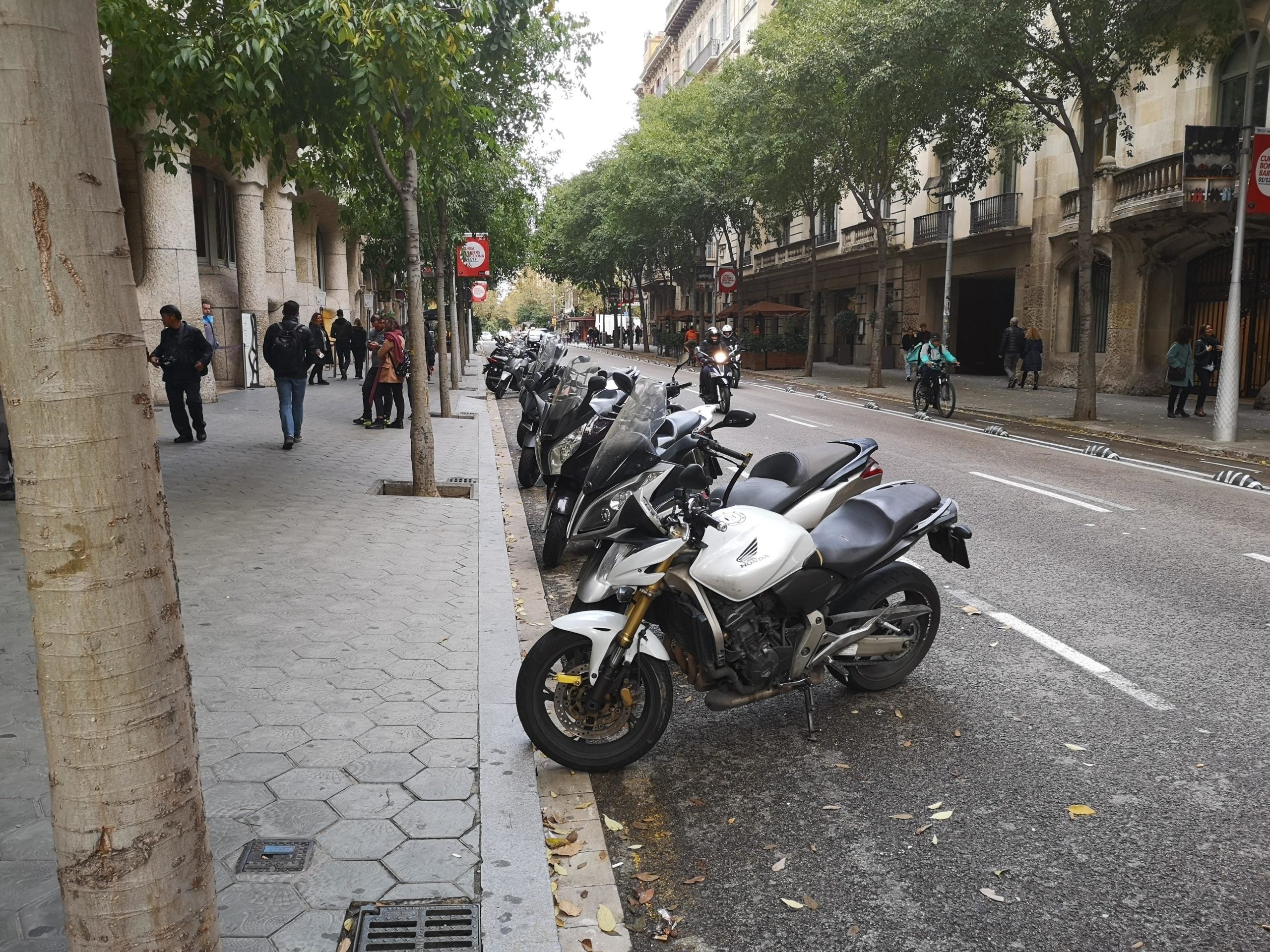 Motos aparcades a la calçada al carrer Provença / D.C.