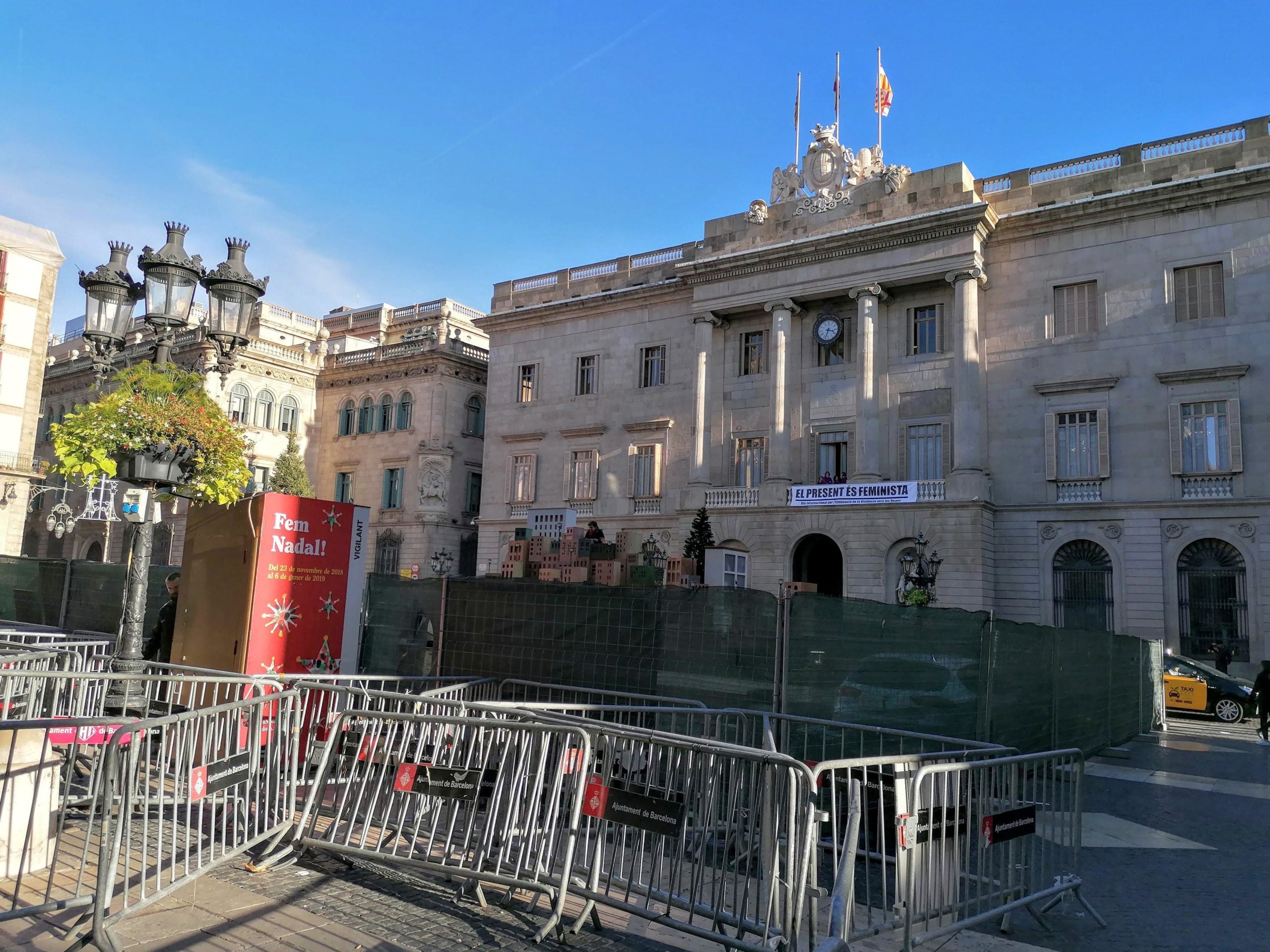 Muntatge del pessebre municipal a la plaça Sant Jaume / MMP